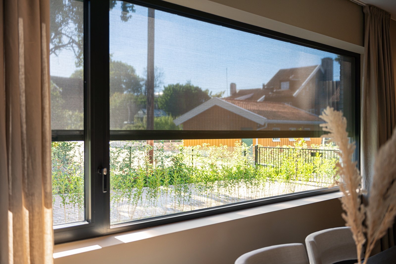 Det er installert screens på deler av vindusflatene. Galleribilde
