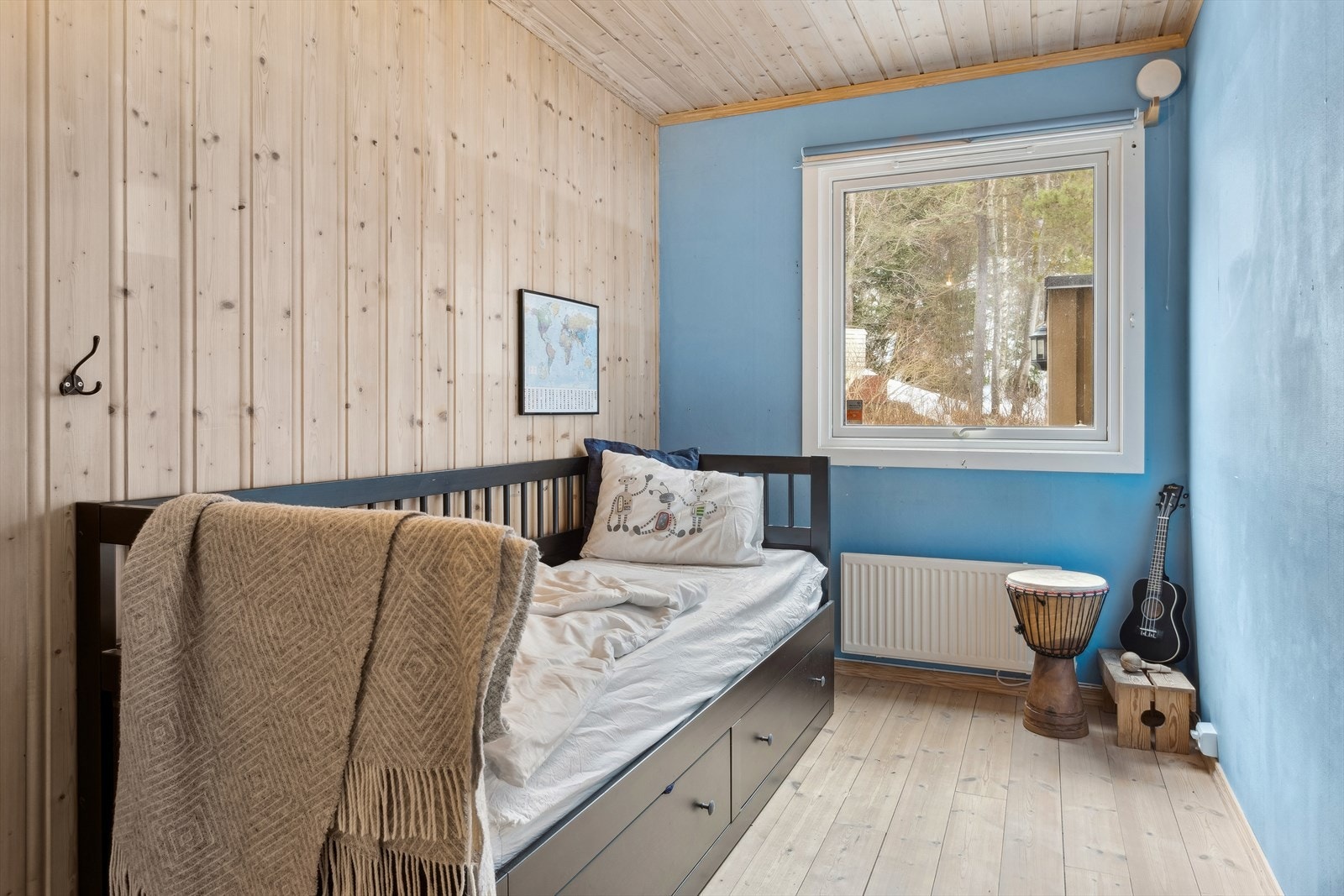 Soverom 3 med plass til seng og evt. garderobe. Rommet egner seg godt som barnerom, gjesterom eller kontor. Galleribilde