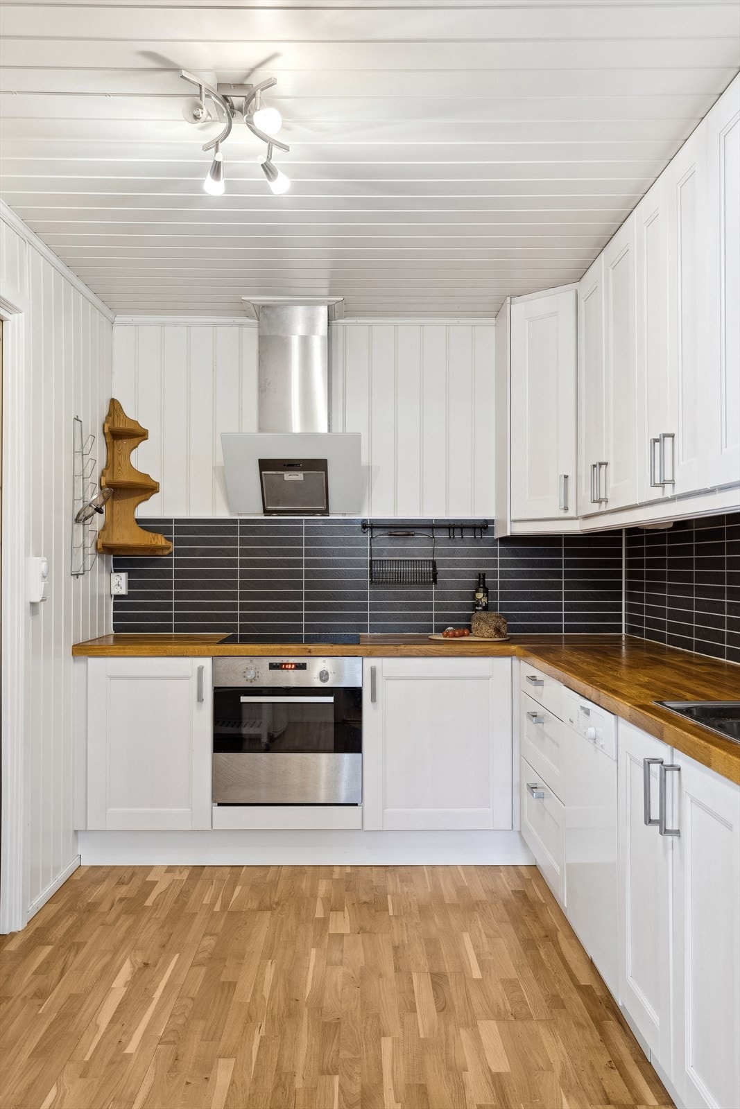 Innredningen er fra Ikea med malte/ beisete fronter og heltre benkeplate. Galleribilde