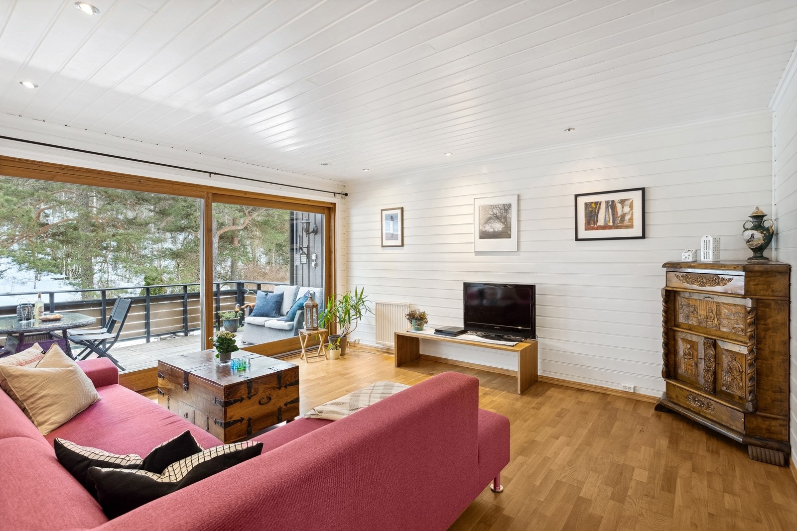 I boligens 2. etasje ligger det en lys stue, TV-stue og et stort kjøkken. Galleribilde