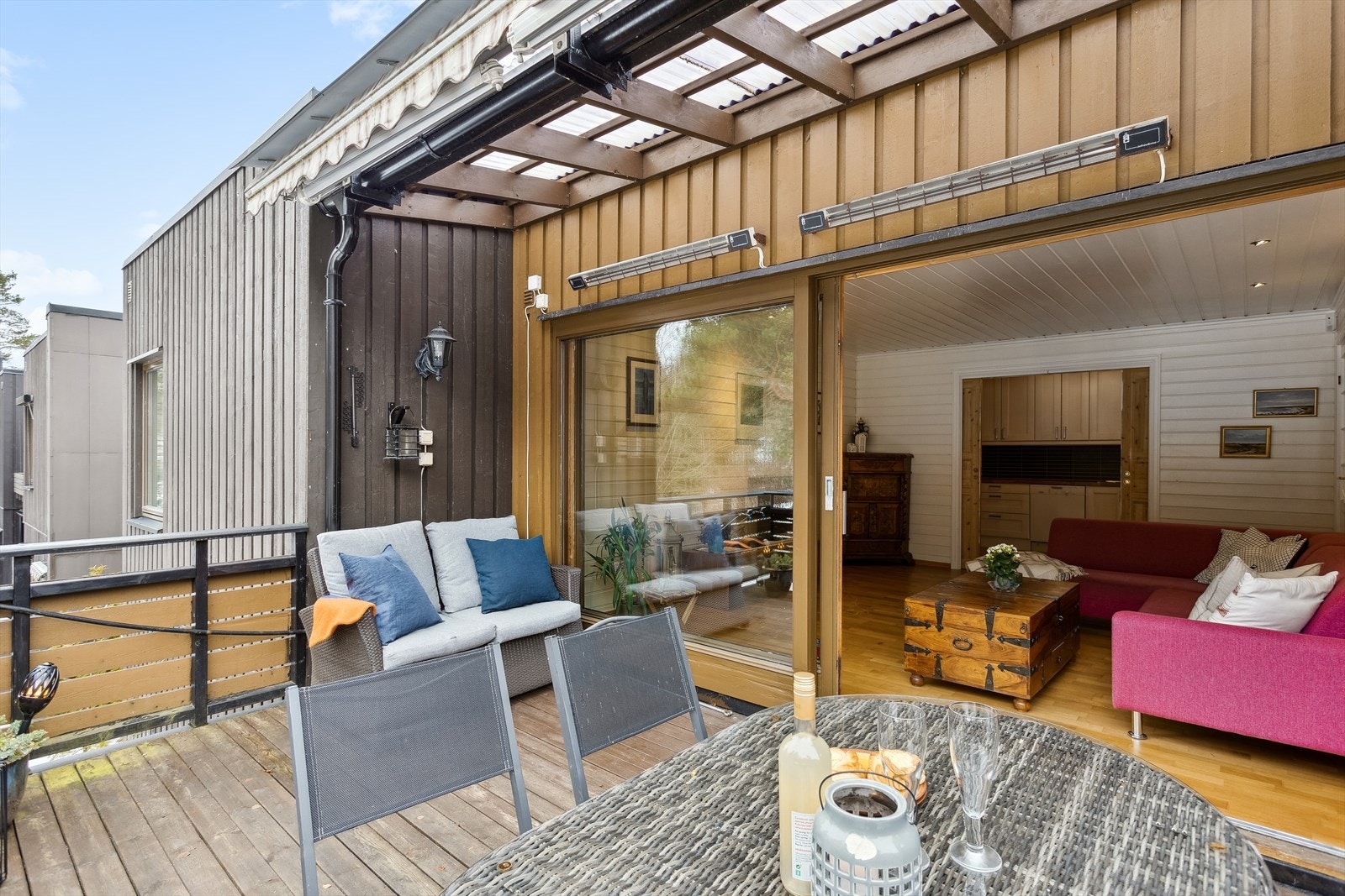 Markise, varmelamper og utelys er montert. Galleribilde