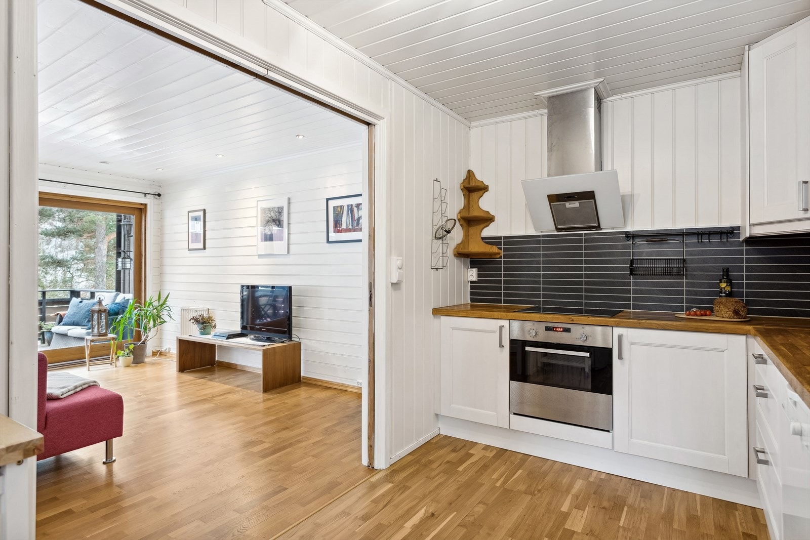 Kjøkkenet ligger i delvis åpen løsning, og har godt med skap- og benkeplass. Galleribilde