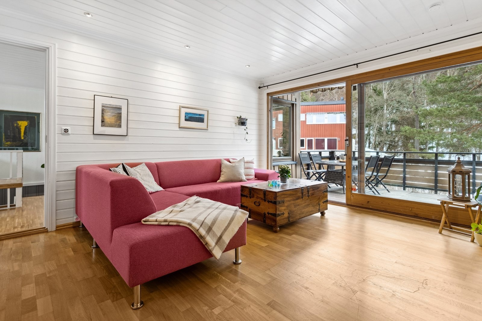 Fra TV-stuen er det utgang til en terrasse på ca. 12 kvm. Galleribilde