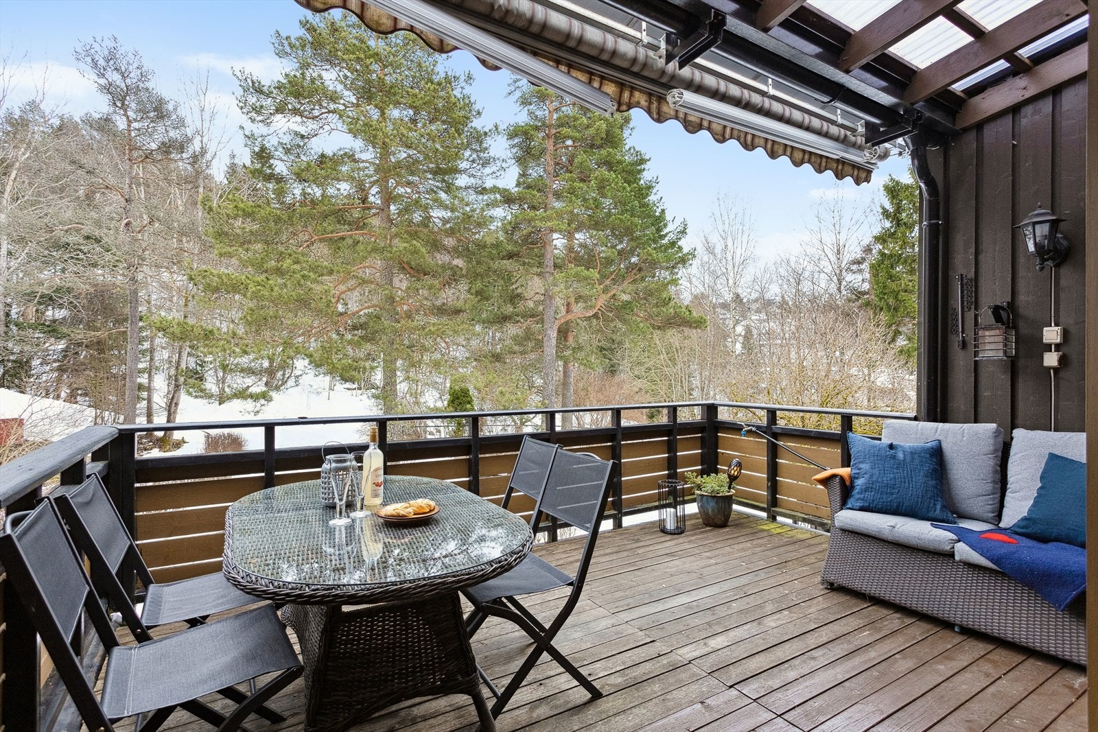 Delvis overbygget terrasse med et naturskjønt utsyn mot marka. Galleribilde