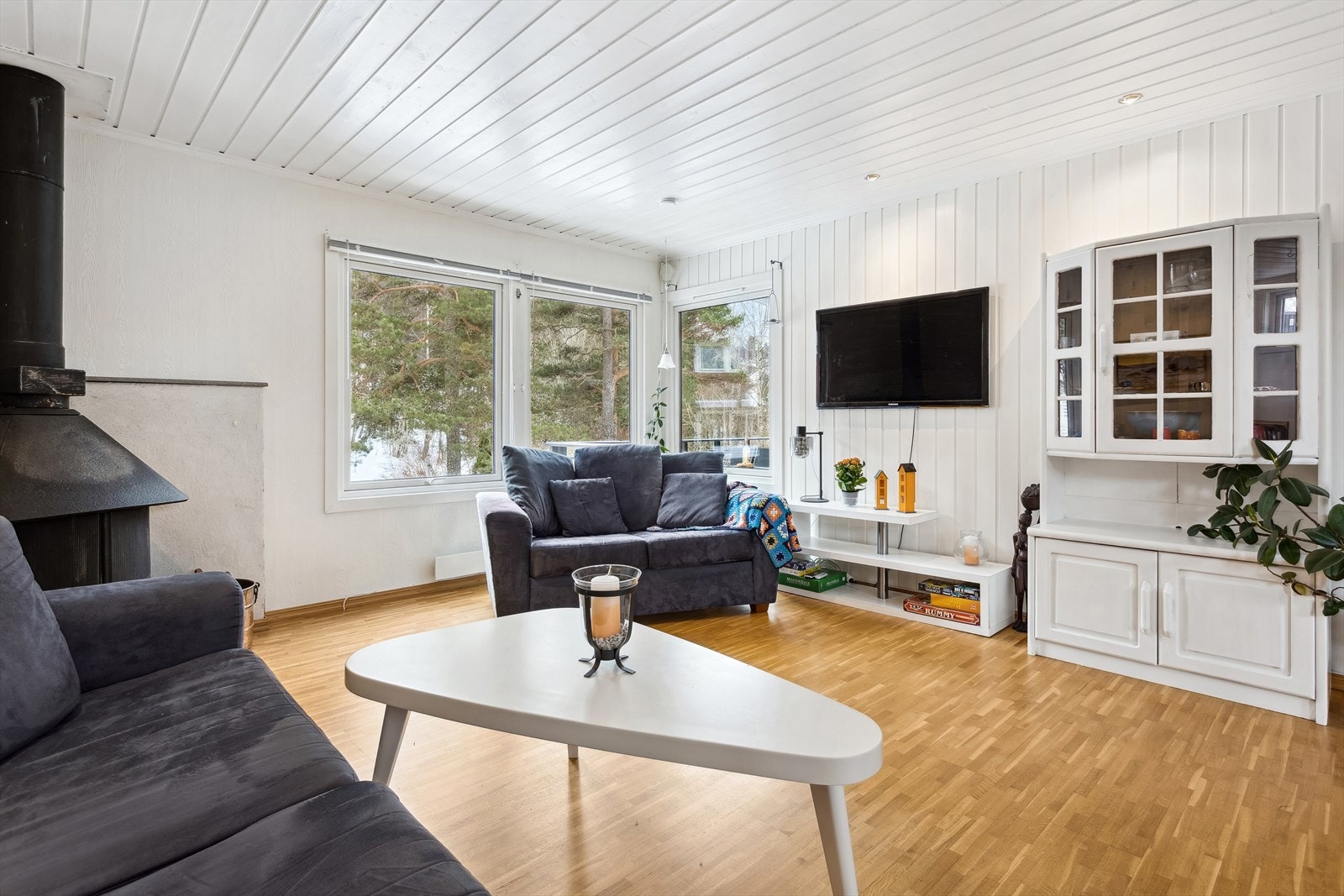 Boligens stue er møbleringsvennlig med plass til en hyggelig sofakrok, ønsket medie- og oppbevaringsmøblement, samt et spisebord i ulike soner. Galleribilde