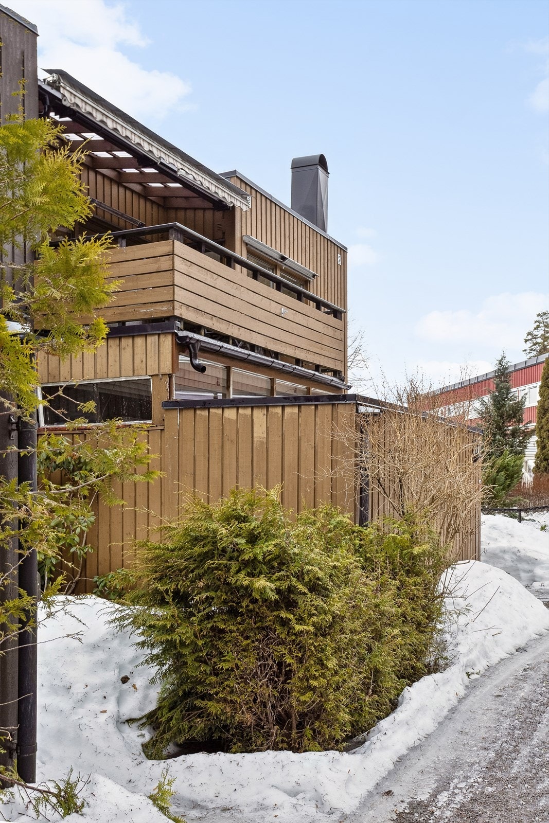 Boligen ligger usjenert, høyt og fritt til med god intern beliggenhet på borettslagets eiendom. Galleribilde