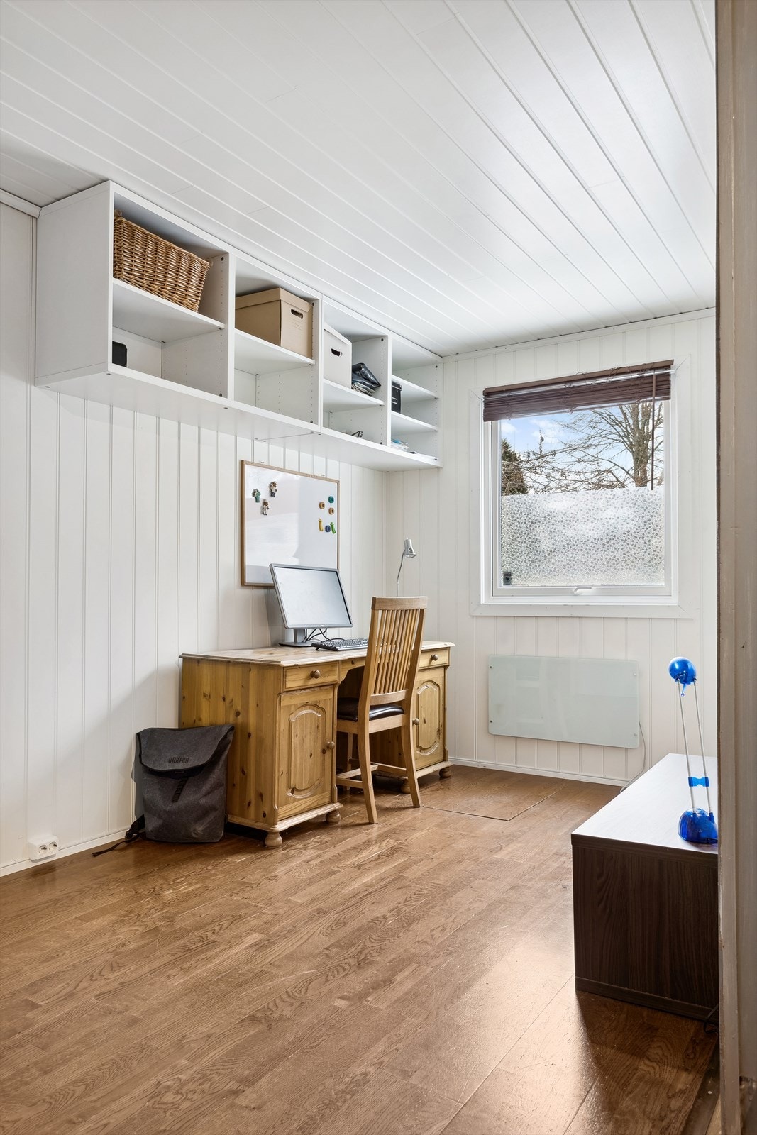 Rom som i dag benyttes som kontor. Vindu på rommet slipper inn rikelig med lys. Galleribilde