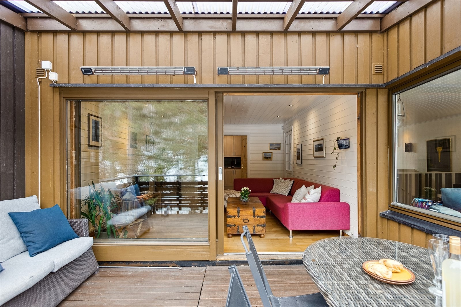 Terrassen fungerer som en forlengelse av TV-stuen/spisestuen i sommerhalvåret. Galleribilde