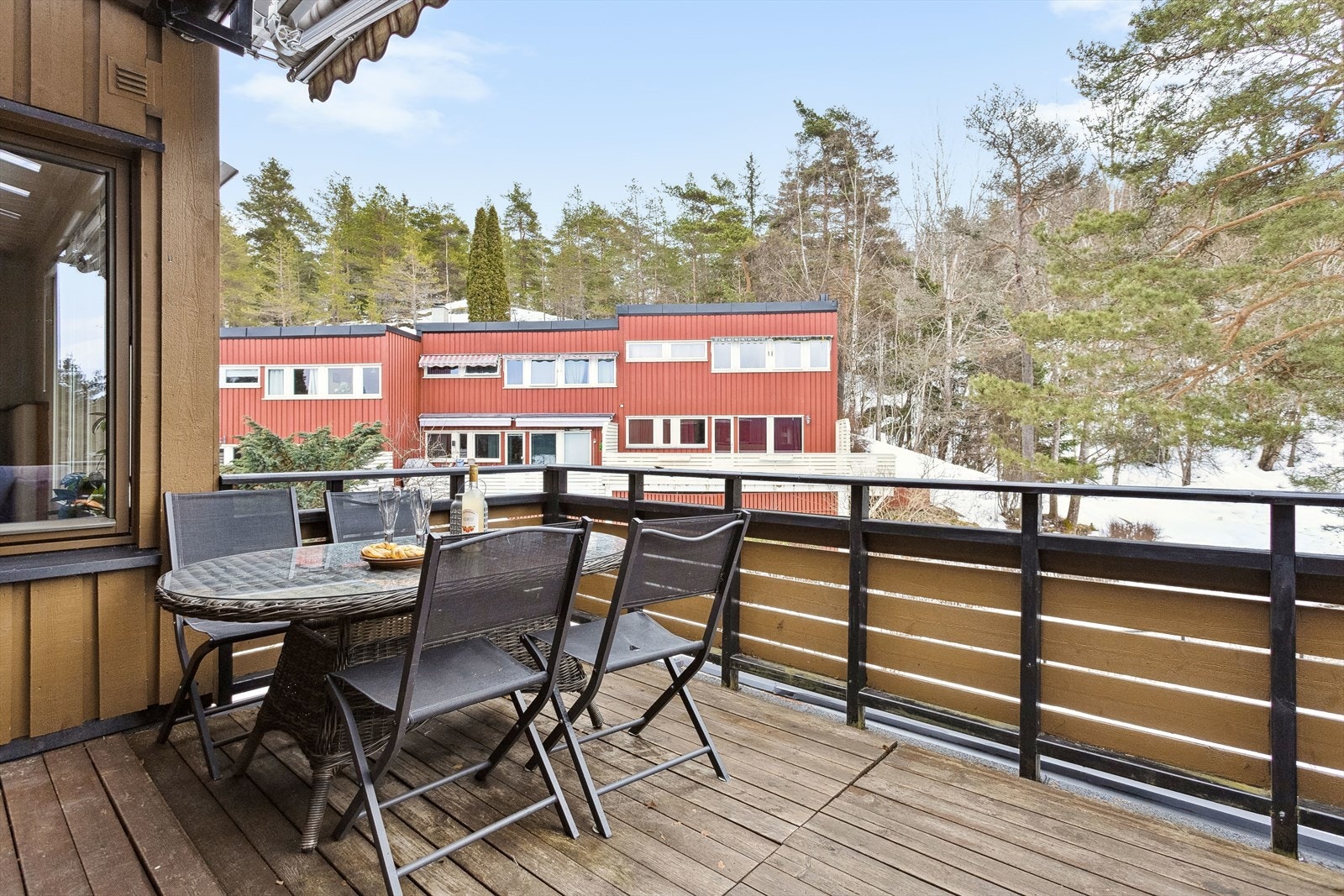 Borettslaget ligger på grensen til Østmarka og innbyr til både naturopplevelser og rekreasjon med flotte turstier, lysløyper, bade- og fiskevann i umiddelbar nærhet. Galleribilde