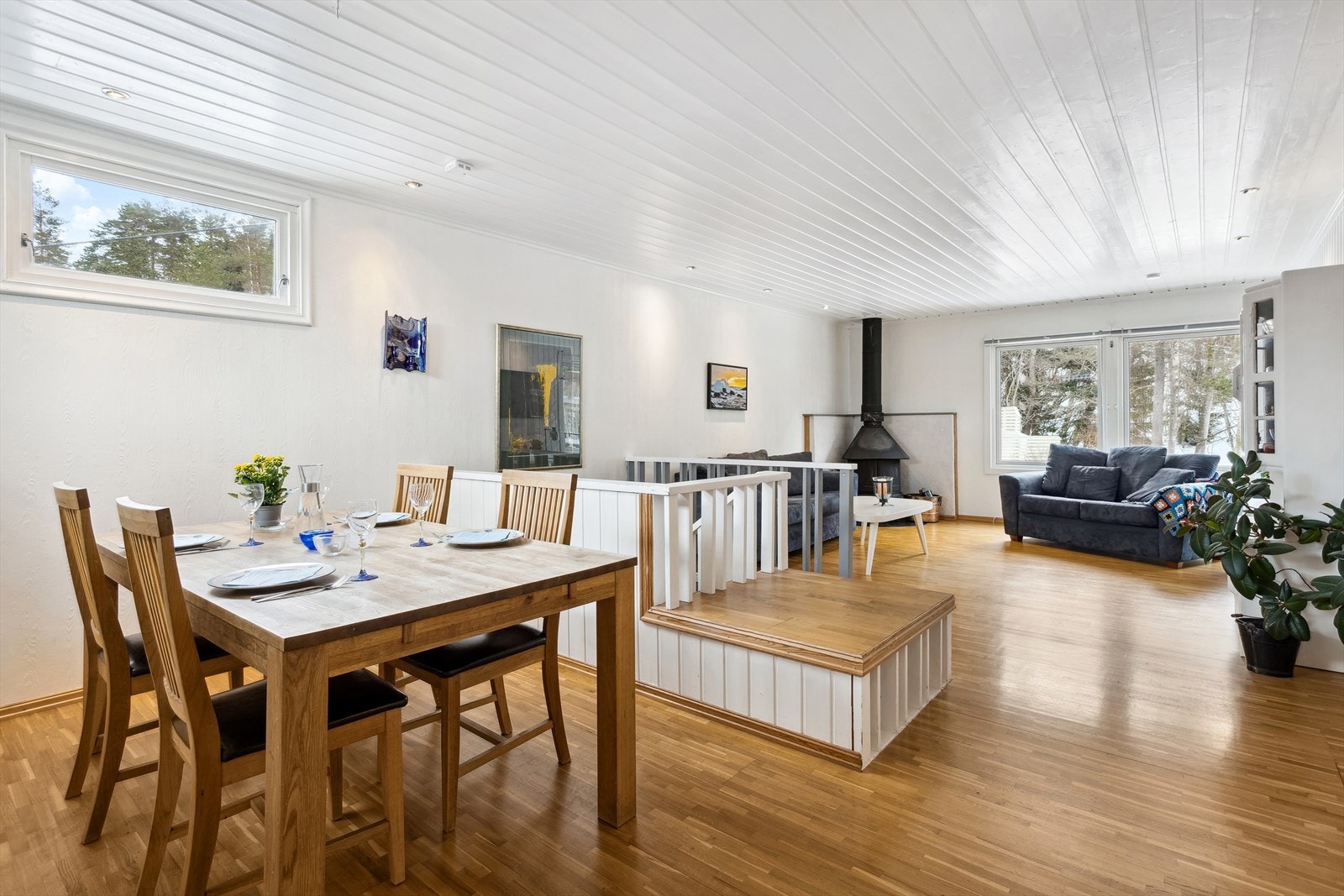 Store vindusflater på flere sider sørger for godt med naturlig lysinngang. Galleribilde