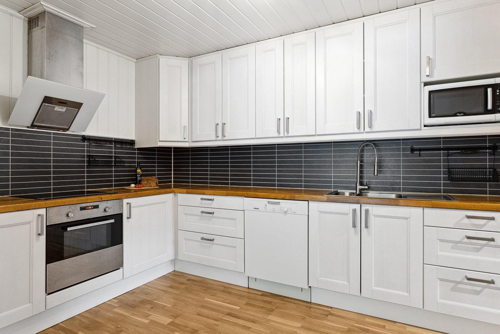 Hvitevarer på kjøkken medfølger salget. Galleribilde