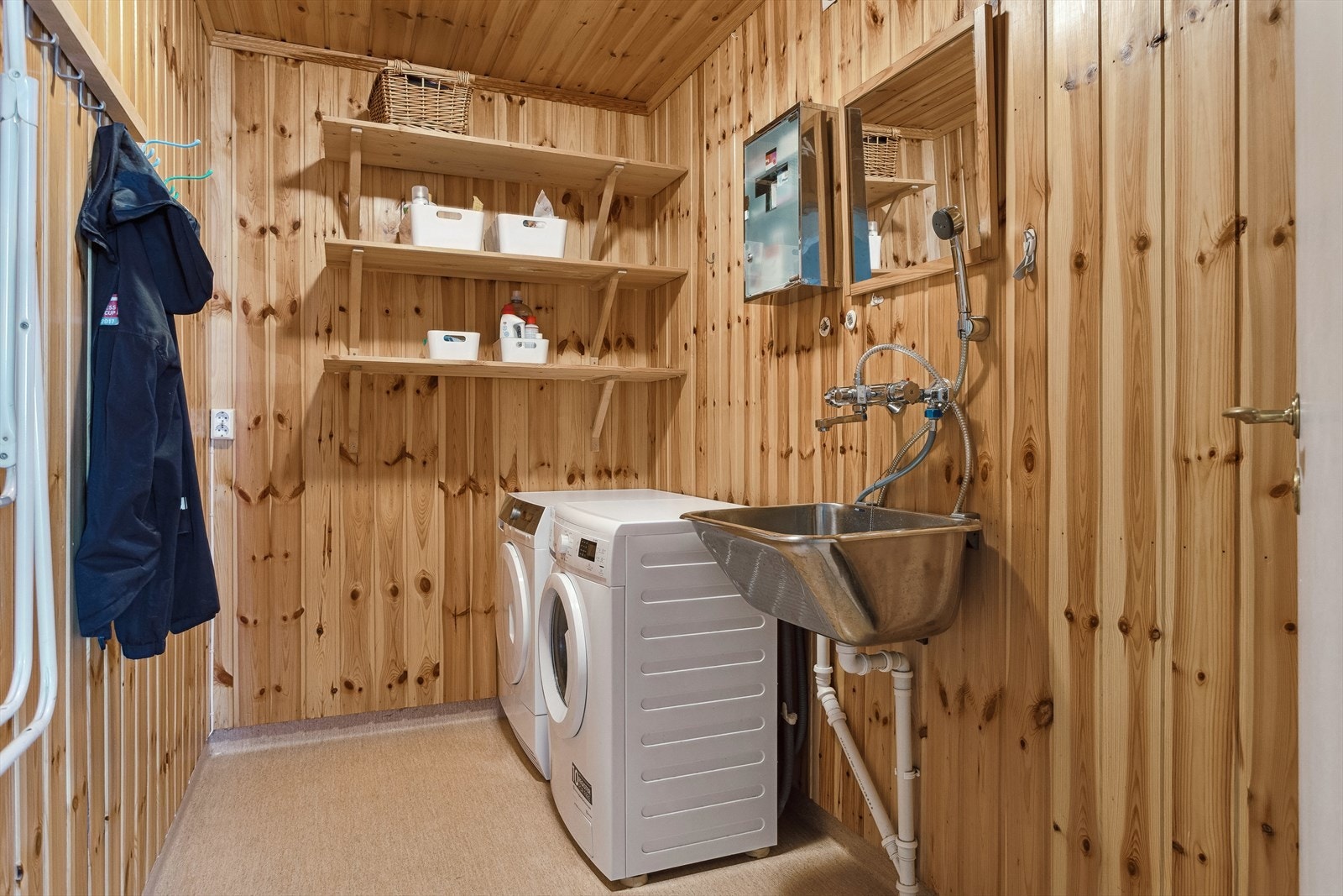 Rom brukt som vaskerom med utslagsvask og opplegg for vaskemaskin. Galleribilde