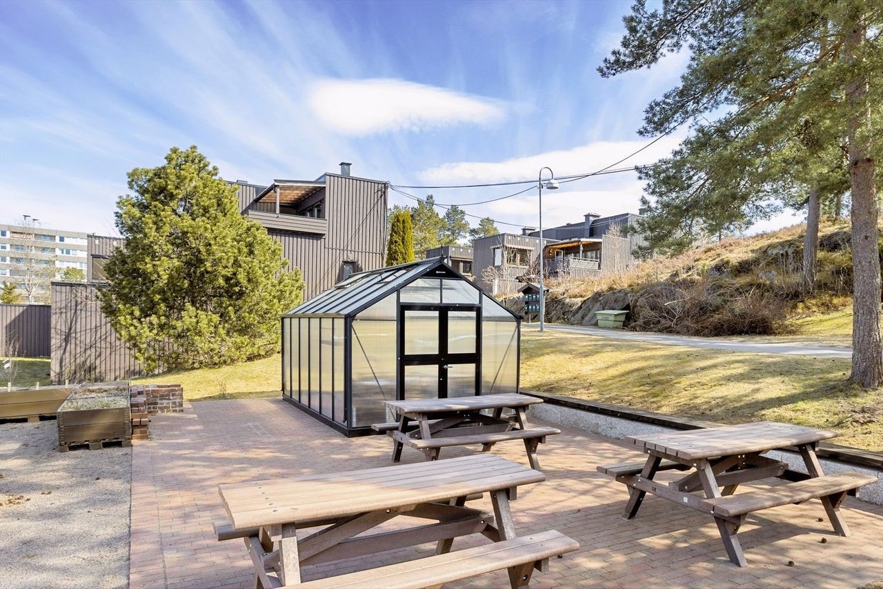 Trafikkstille og rolig område. Nytt drivhus for beboerne i borettslaget. Galleribilde