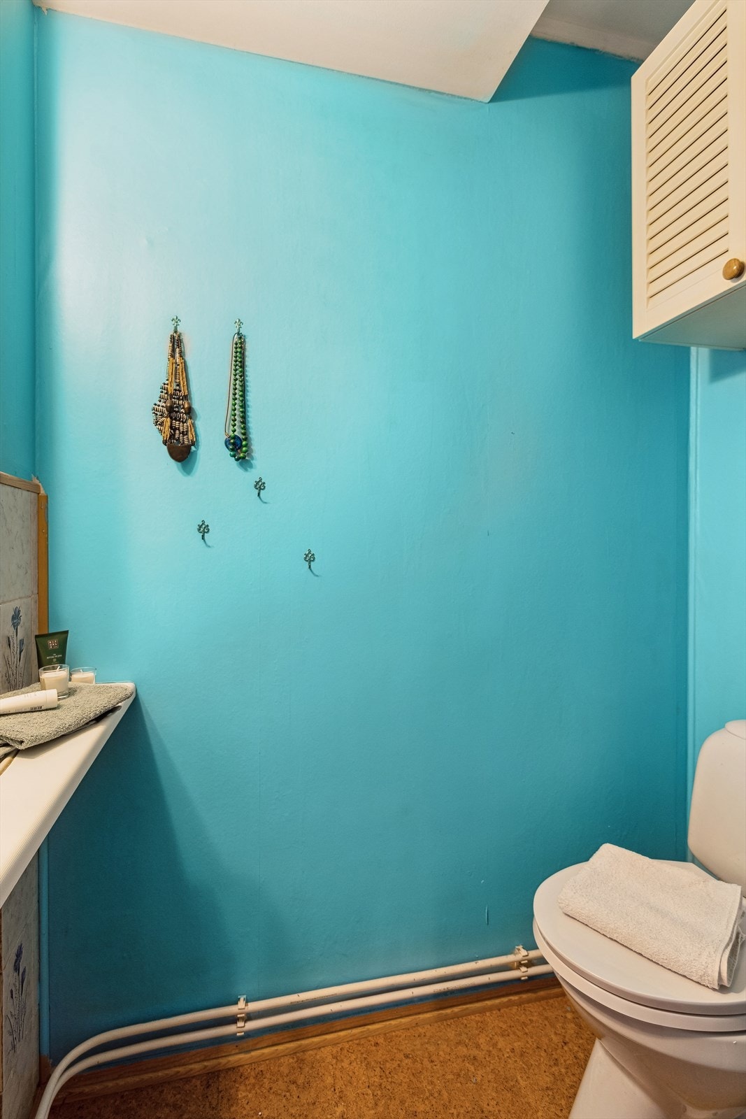 Praktisk toalettrom med WC og servant. Galleribilde