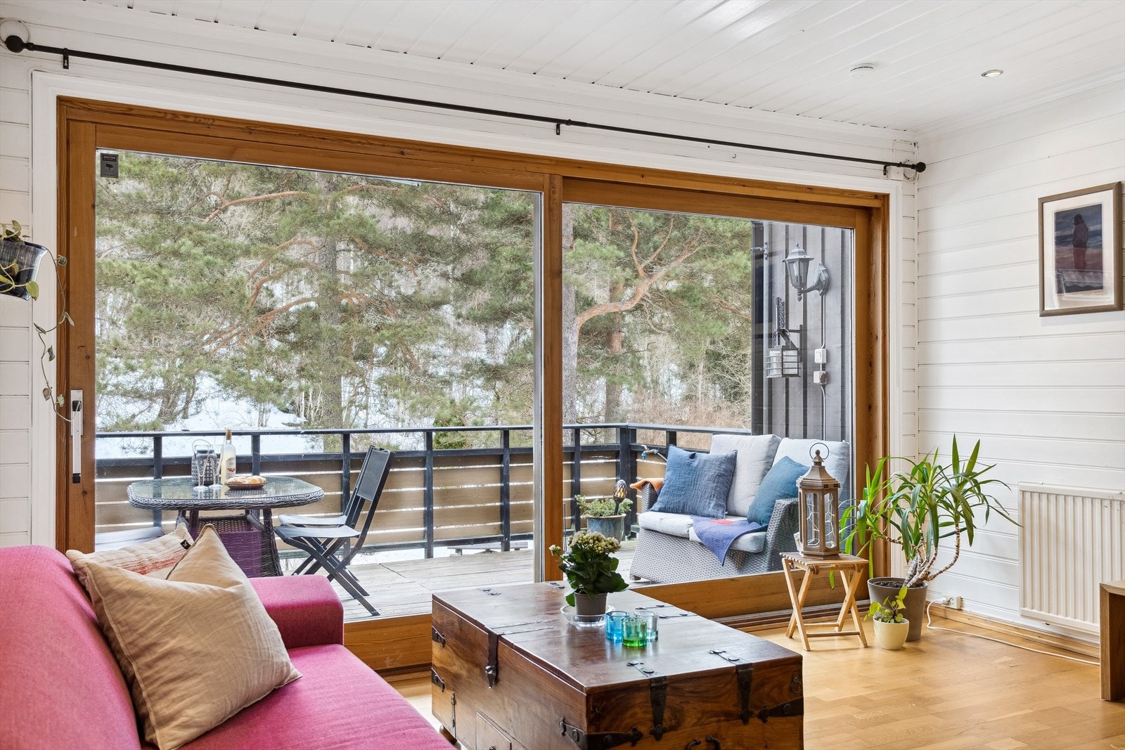 De store vindusflatene sørger for en lys og luftig romfølelse. Galleribilde