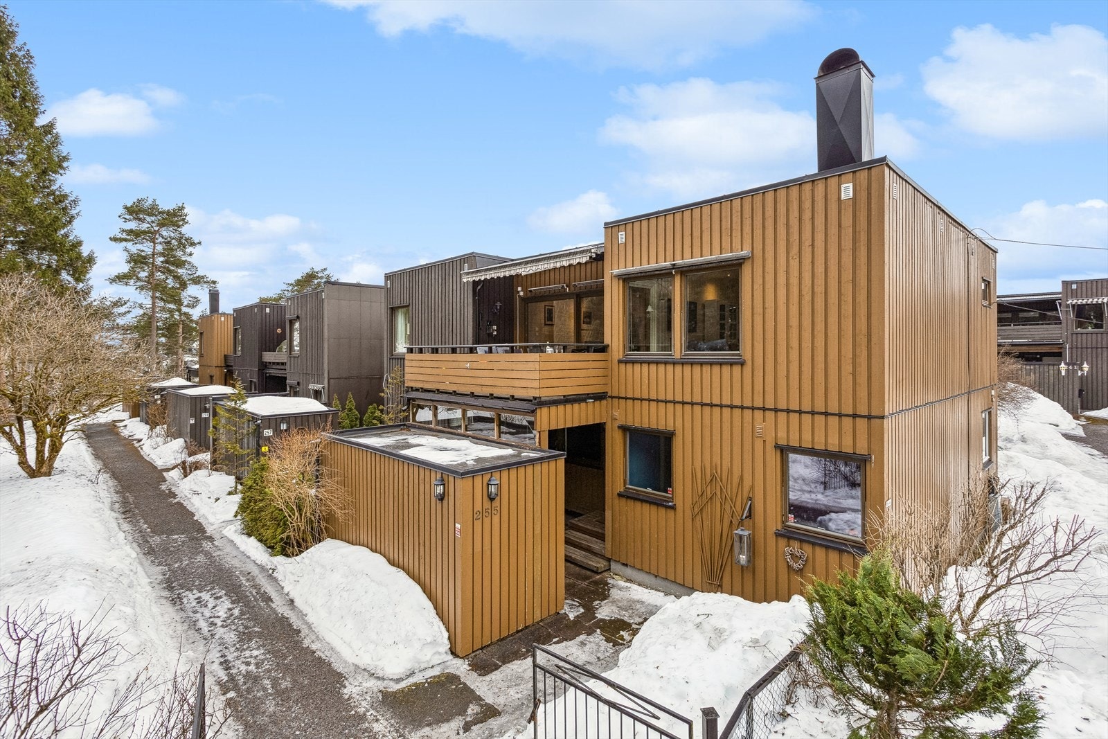 Dette er et familievennlig enderekkehus beliggende i et veletablert og rolig område øverst i en blindvei på Haugerud/Hellerud. Galleribilde