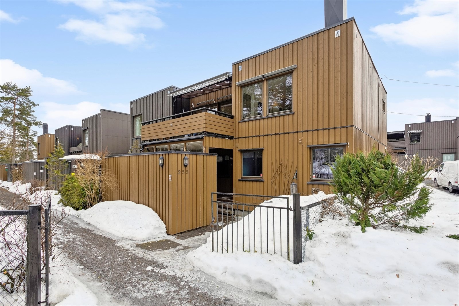 Boligen strekker seg over to etasjeplan og har en god planløsning. Galleribilde