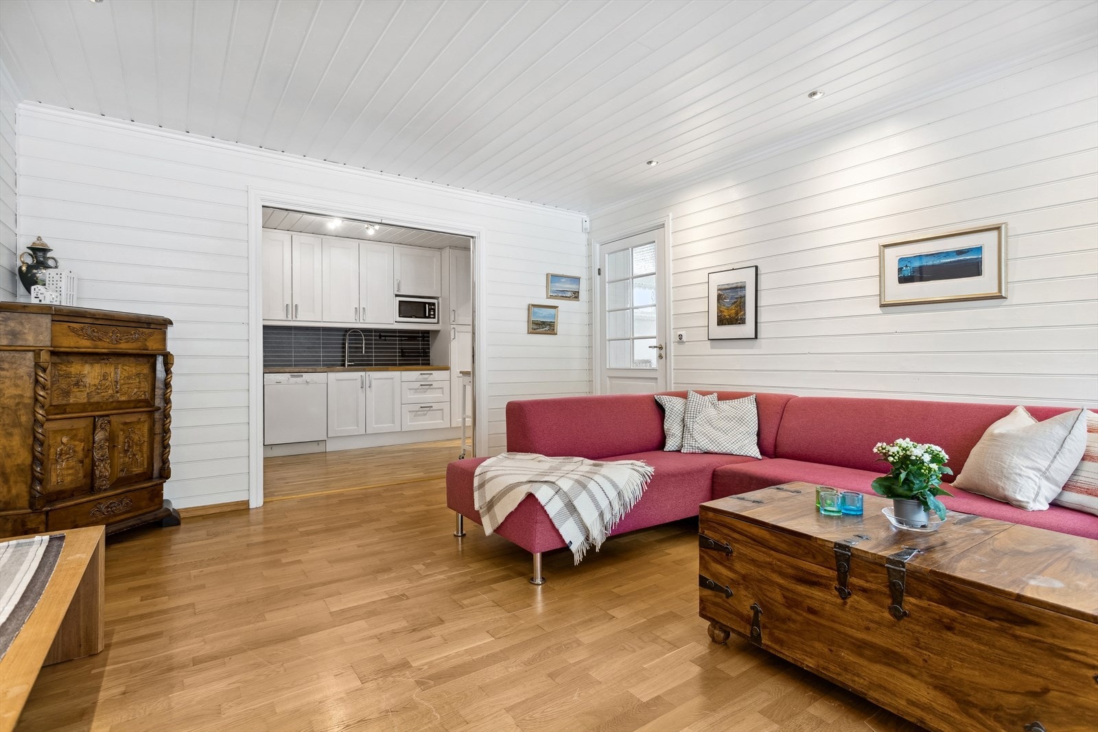 Stuedel nr 2: Fra TV-stuen er det åpning inn til kjøkkenet. Rommet kan eventuelt benyttes som en stor spisestue. Galleribilde