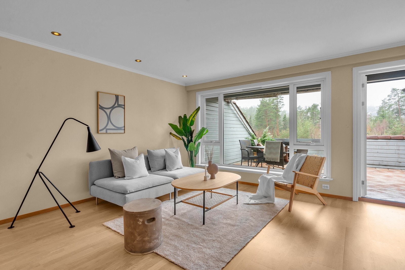Lys stue med utgang til stor terrasse Galleribilde
