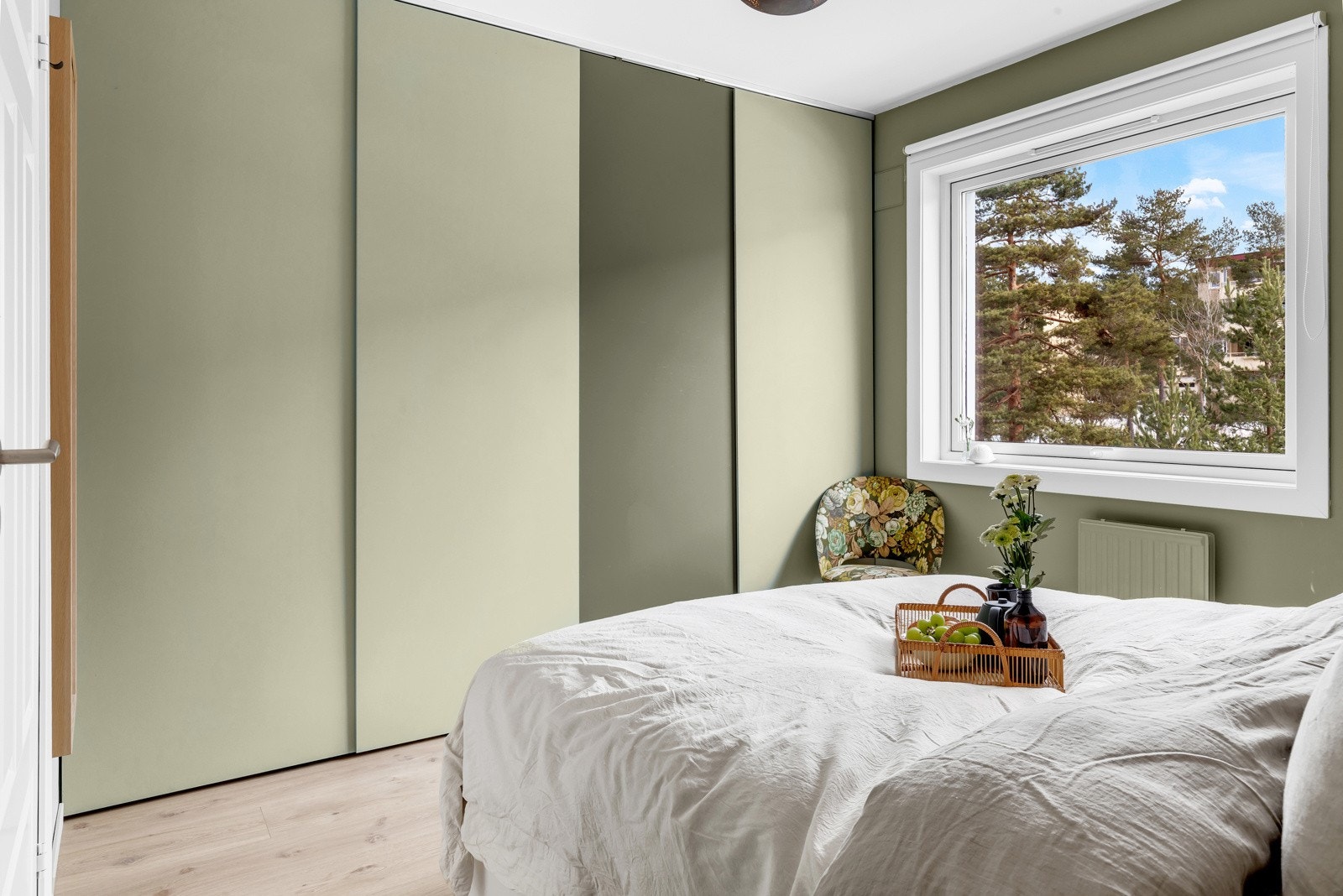 Boligen har godt med lagringsmuligheter med blant annet skyvedørsgarderobe med glatte, malte fronter på hovedsoverommet Galleribilde