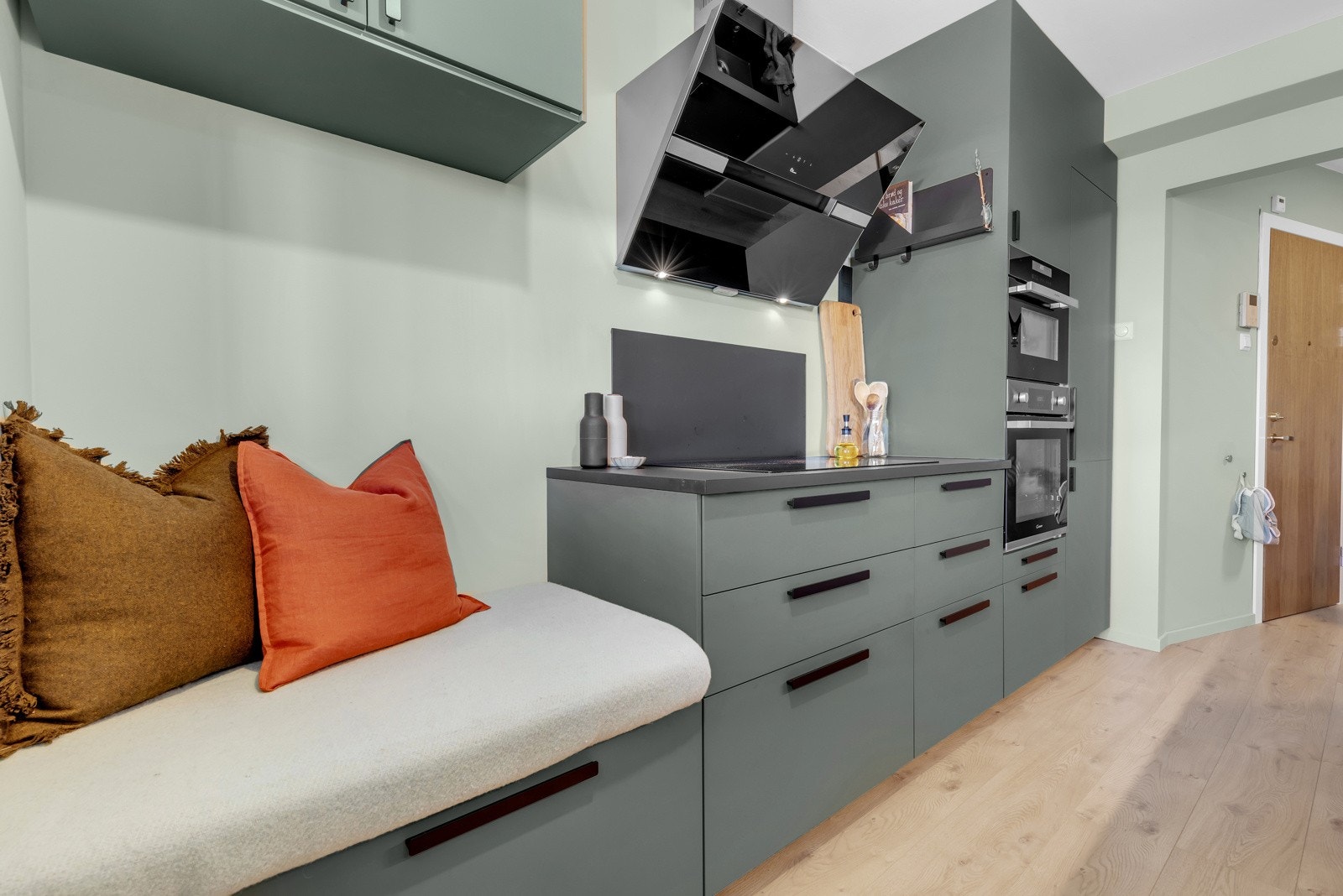 Kjøkkenet er et moderne og trendy IKEA-kjøkken med glatte fronter fra 2022; utstyrt med laminat benkeplate, integrert stekeovn, kombiovn m.m. Galleribilde