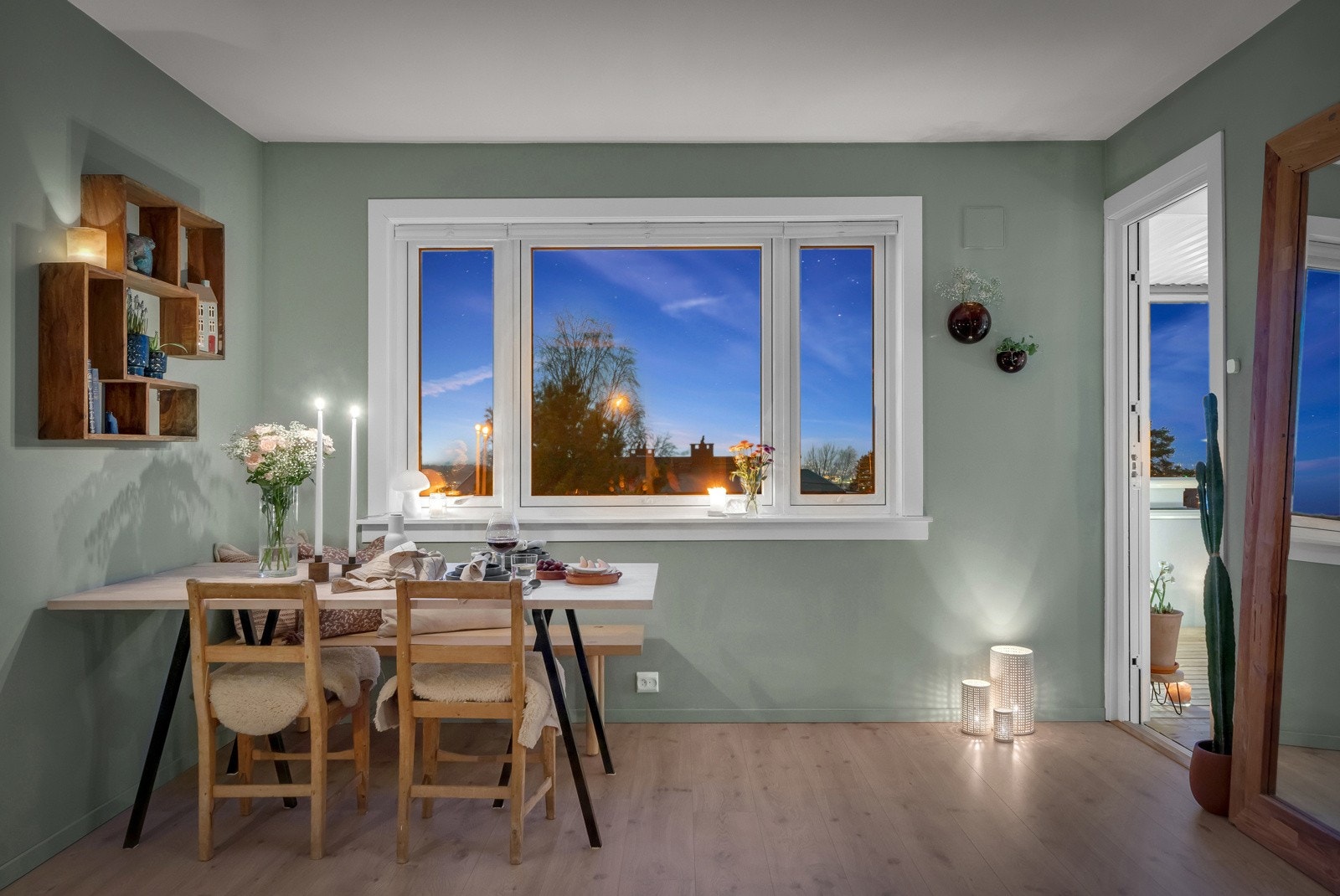 I den ene enden av stuen er det utgang til balkongen Galleribilde