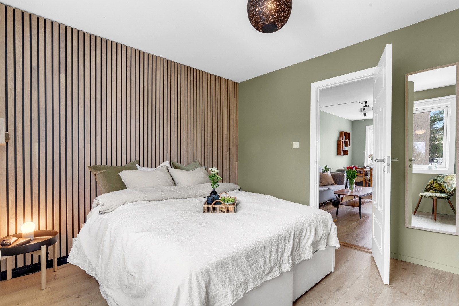 Hovedsoverommet fremstår moderne med spilervegg og gir godt med plass til stor seng og diverse møblement. Galleribilde