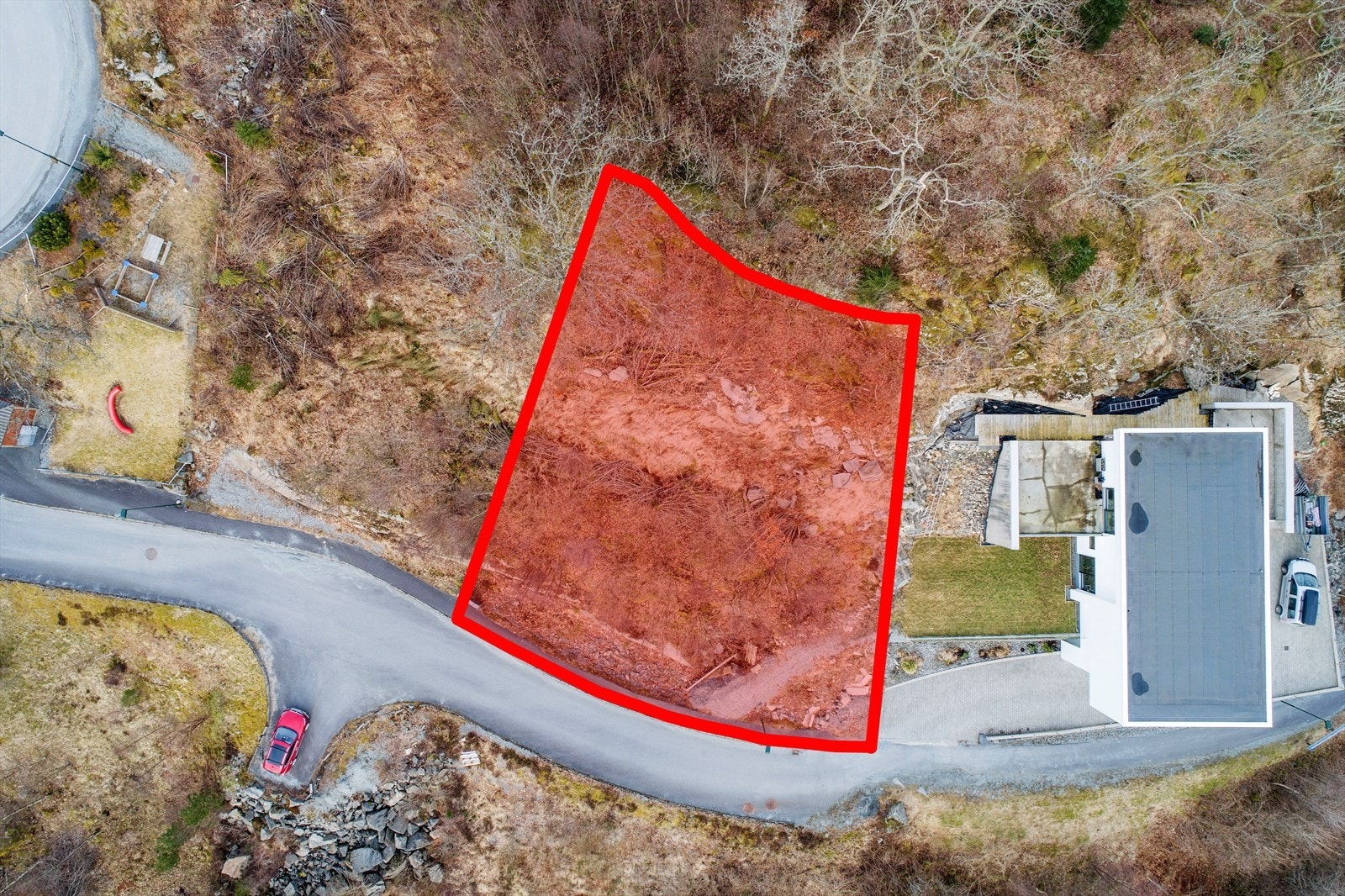 Omtrentlig omriss av tomten. Grunnkart kan sees i salgsoppgaven hvor tomtegrenser legges til grunn. Galleribilde