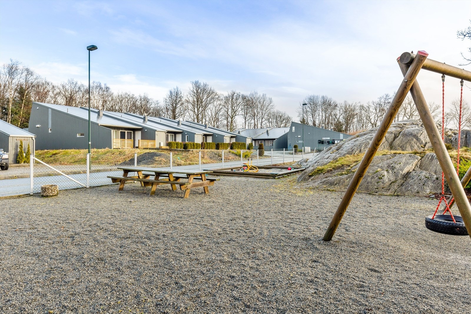 Nærområde med lekeplass. Galleribilde