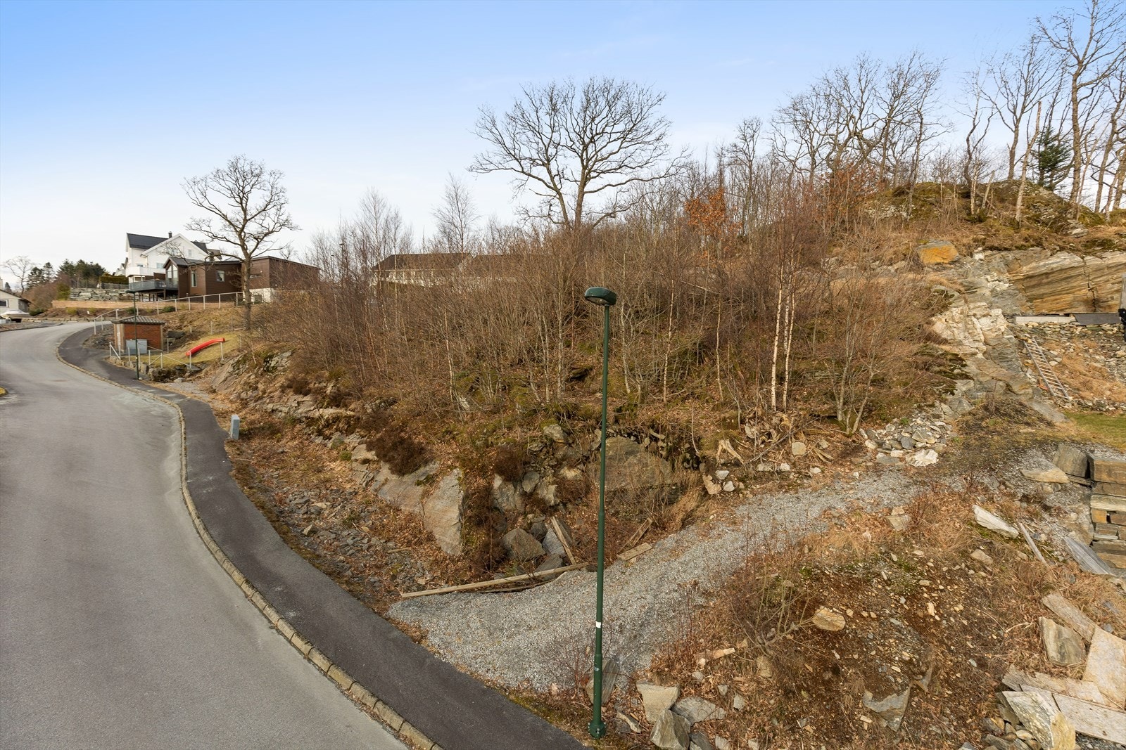 Vann og avløp er ordnet med stikk frem til og inn på tomta i følge selger. Galleribilde
