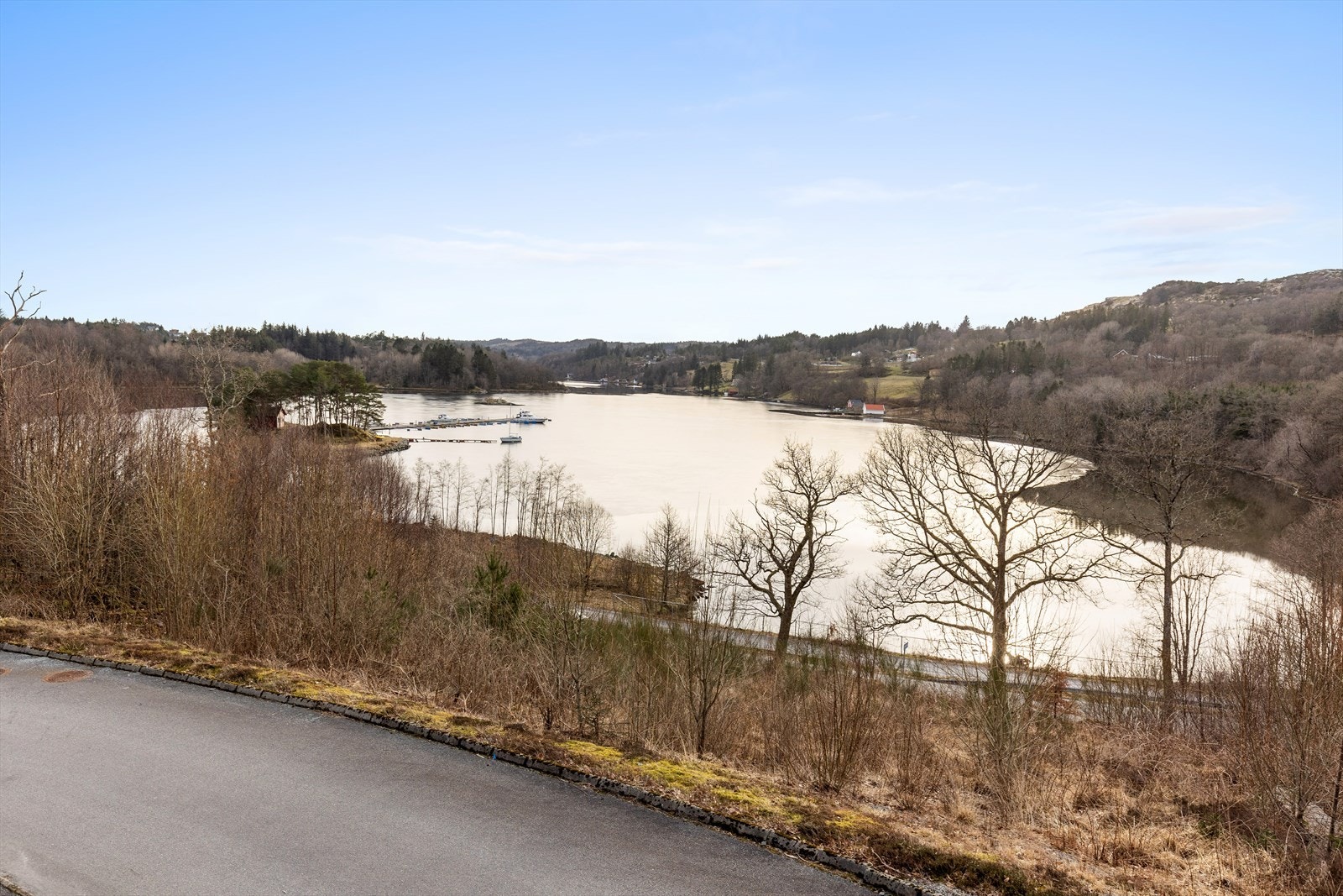 Førland båtforening ligger like nedenfor eiendommen. Galleribilde