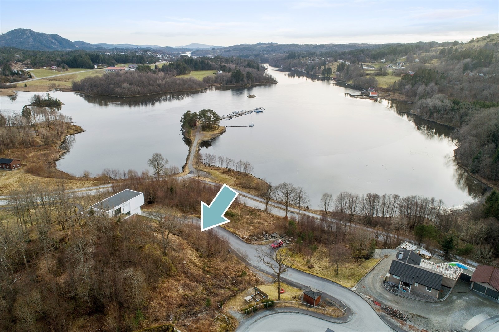 Flott og landlig beliggenhet på en høyde med nydelig utsikt over Førlandsfjorden. Solrik eiendom. Nyetablert boligfelt med lekeplass og flere oppførte boliger. Galleribilde