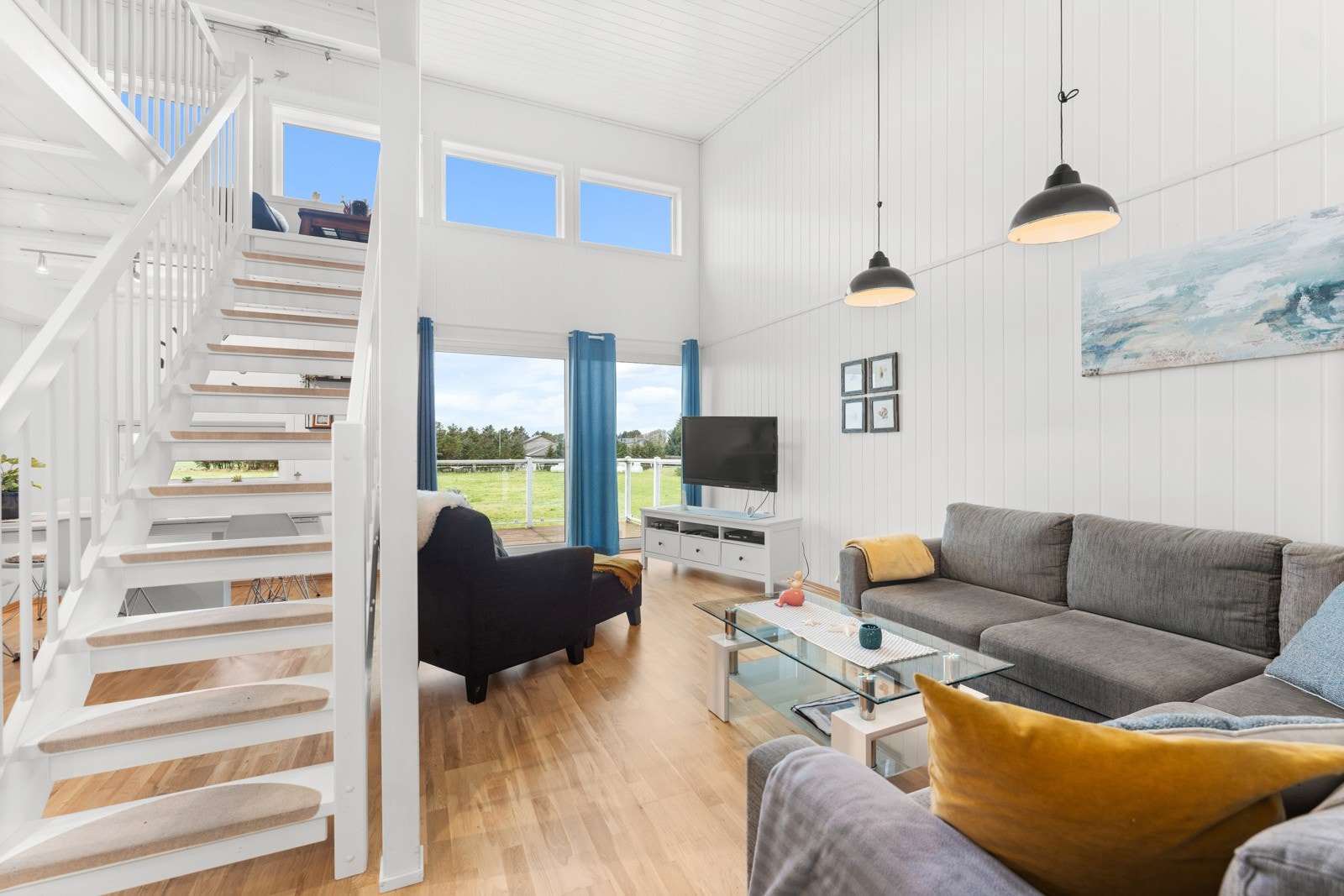 Alt av møbler og inventar medfølger i handelen, så her kan man flytte rett inn. Galleribilde