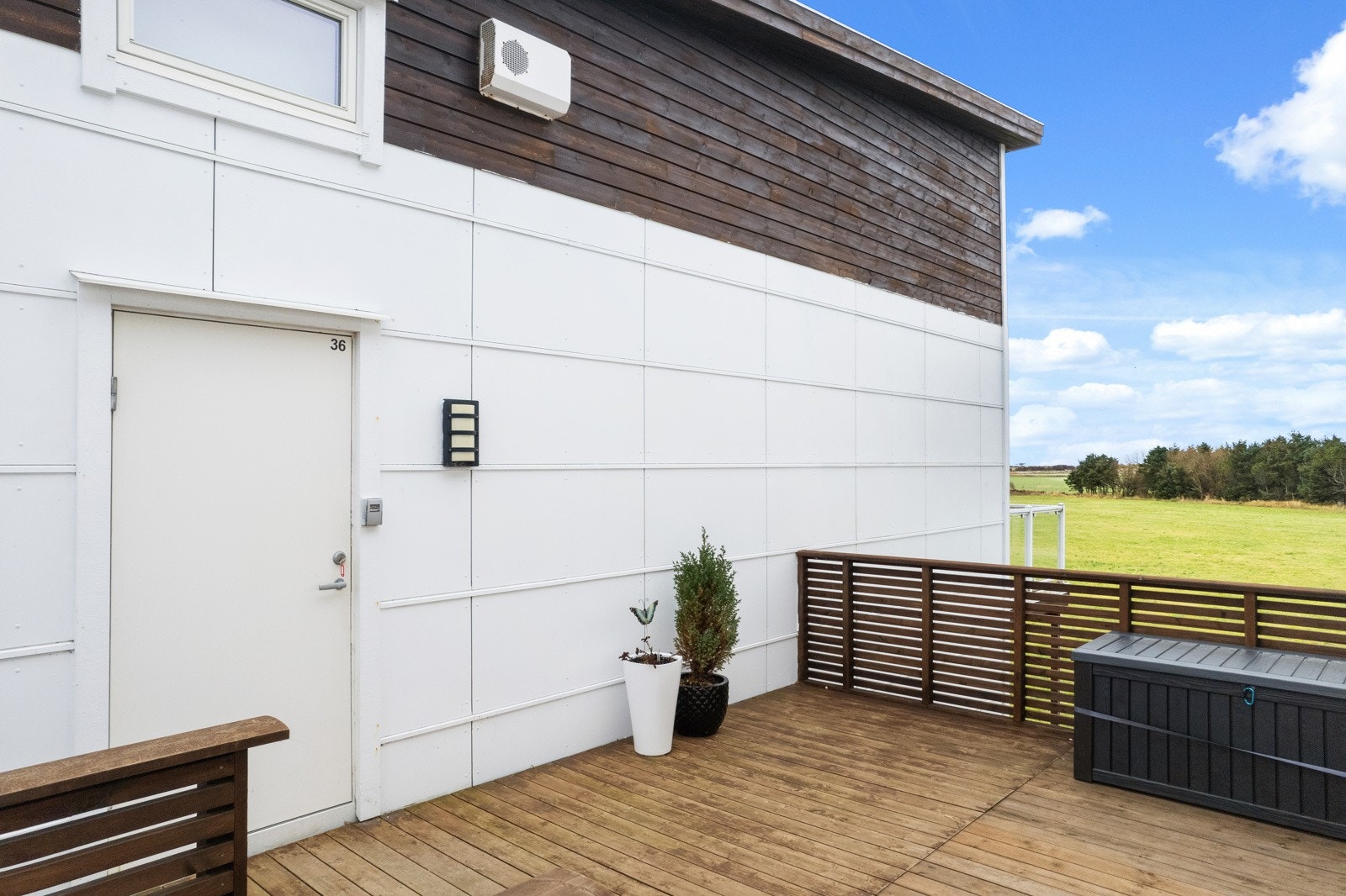 Terrasse ved inngangsdøren. Galleribilde