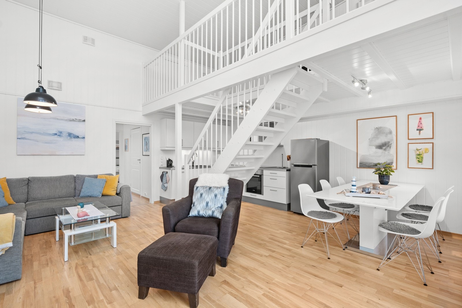 Hyggelig stue med åpen kjøkkenløsning Galleribilde