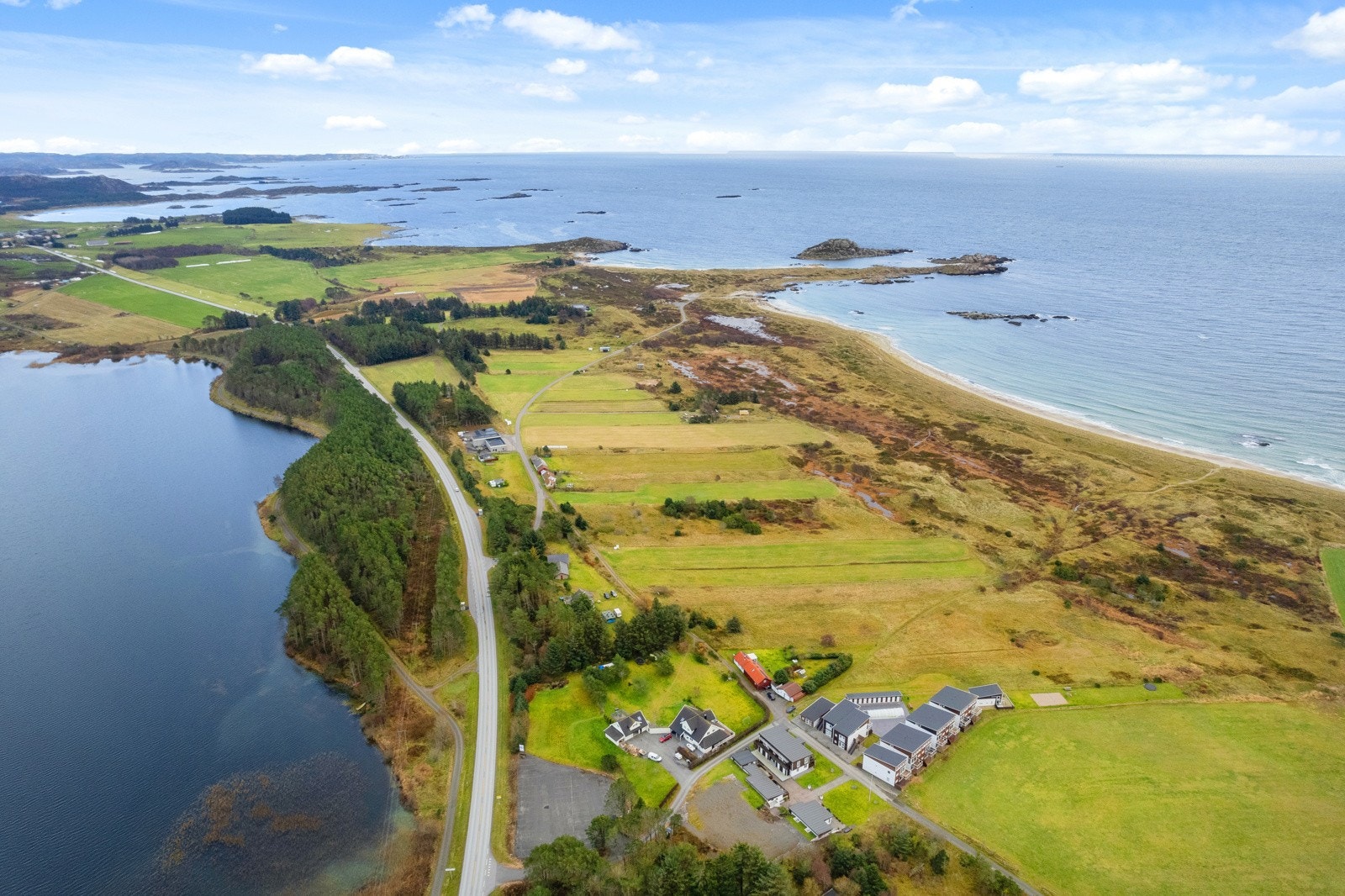 Nydelig beliggenhet mellom havet og Hanangervatnet Galleribilde