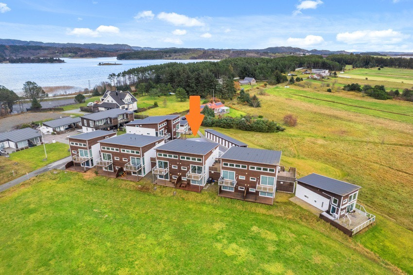 Leiligheten ligger i 2 etasje, og i tillegg så er det hems. Galleribilde