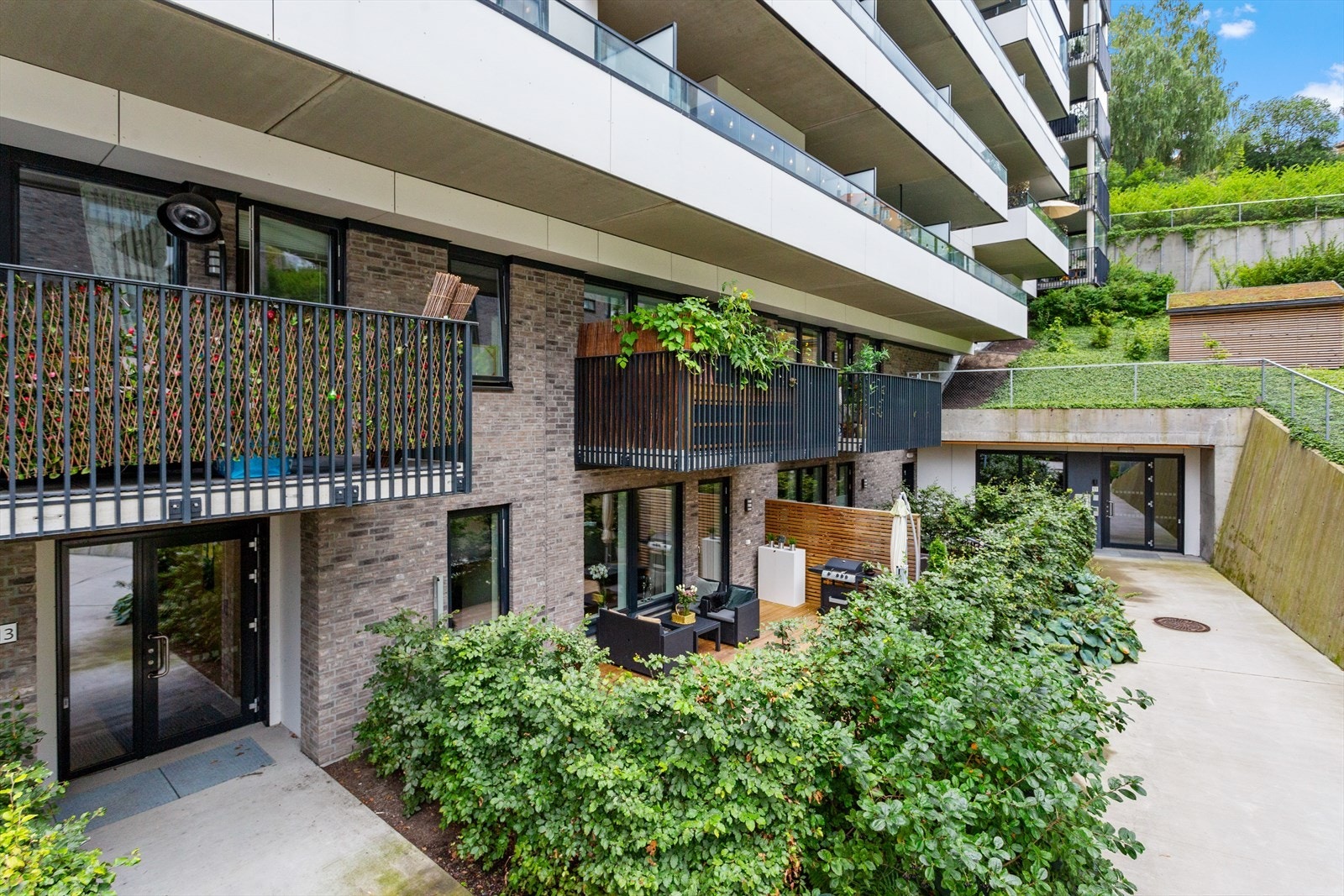 Nydelig og skjermet terrasse hvor fine sommerdager kan nytes. Galleribilde