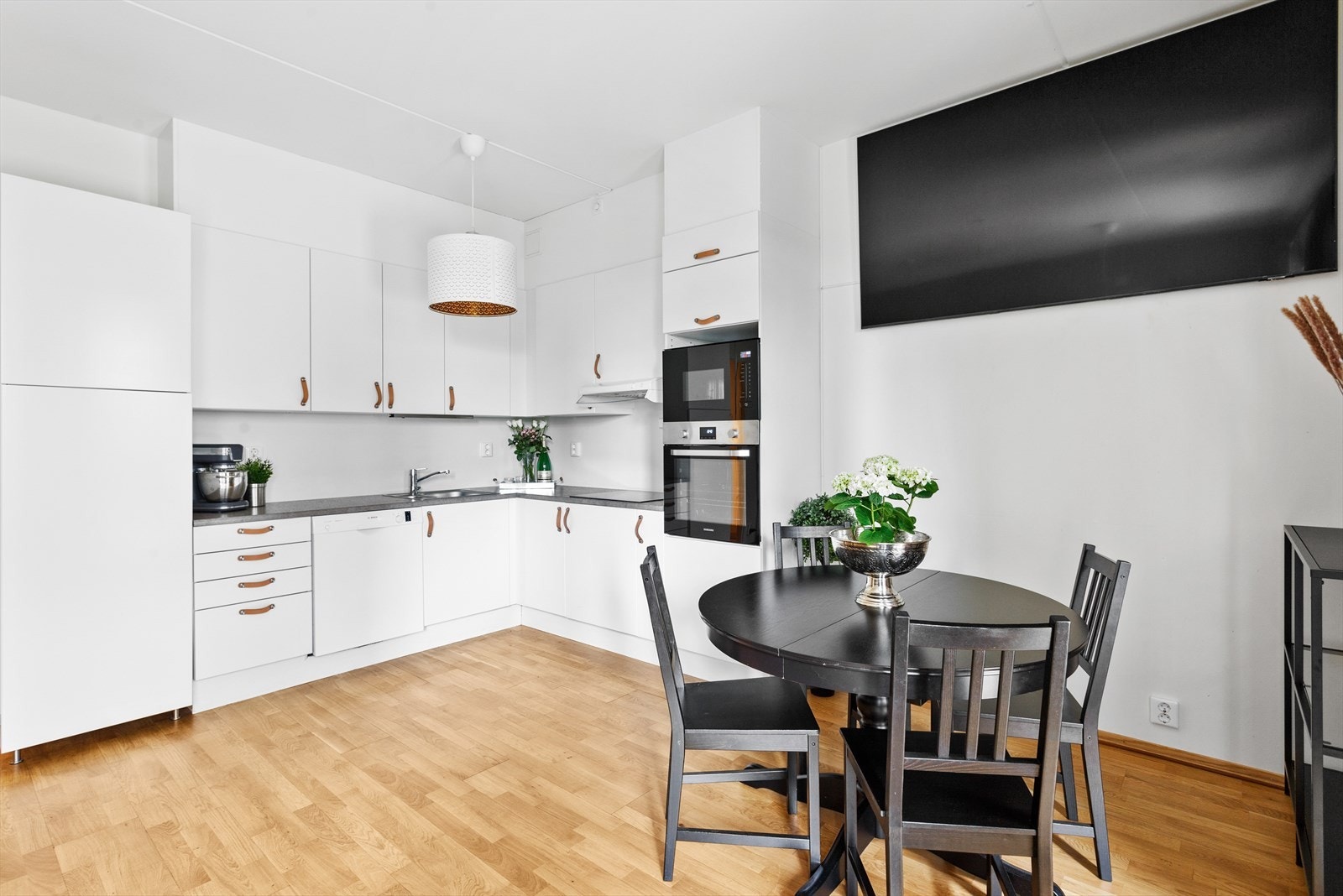 Stuen er av god størrelse og legger til rette for flere hyggelige sittegrupper. Galleribilde