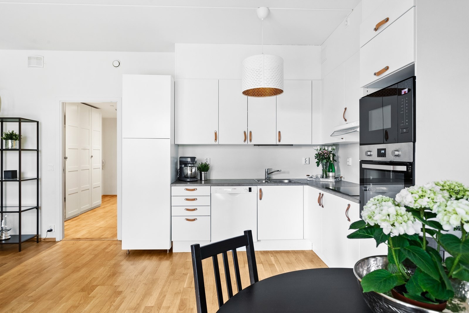 Leiligheten varmes opp av fjernvarme via radiatorer, og er inkludert i felleskostnadene. Galleribilde