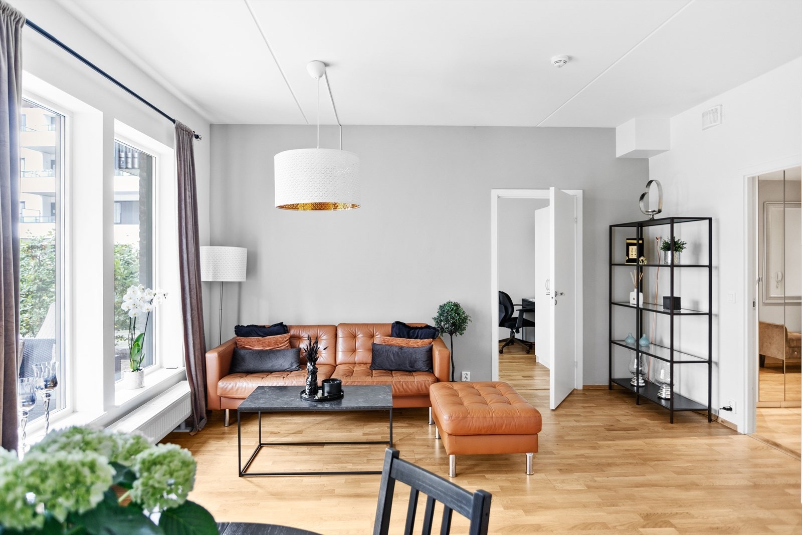 Leiligheten har store vindusflater som gir fine lysforhold. Galleribilde