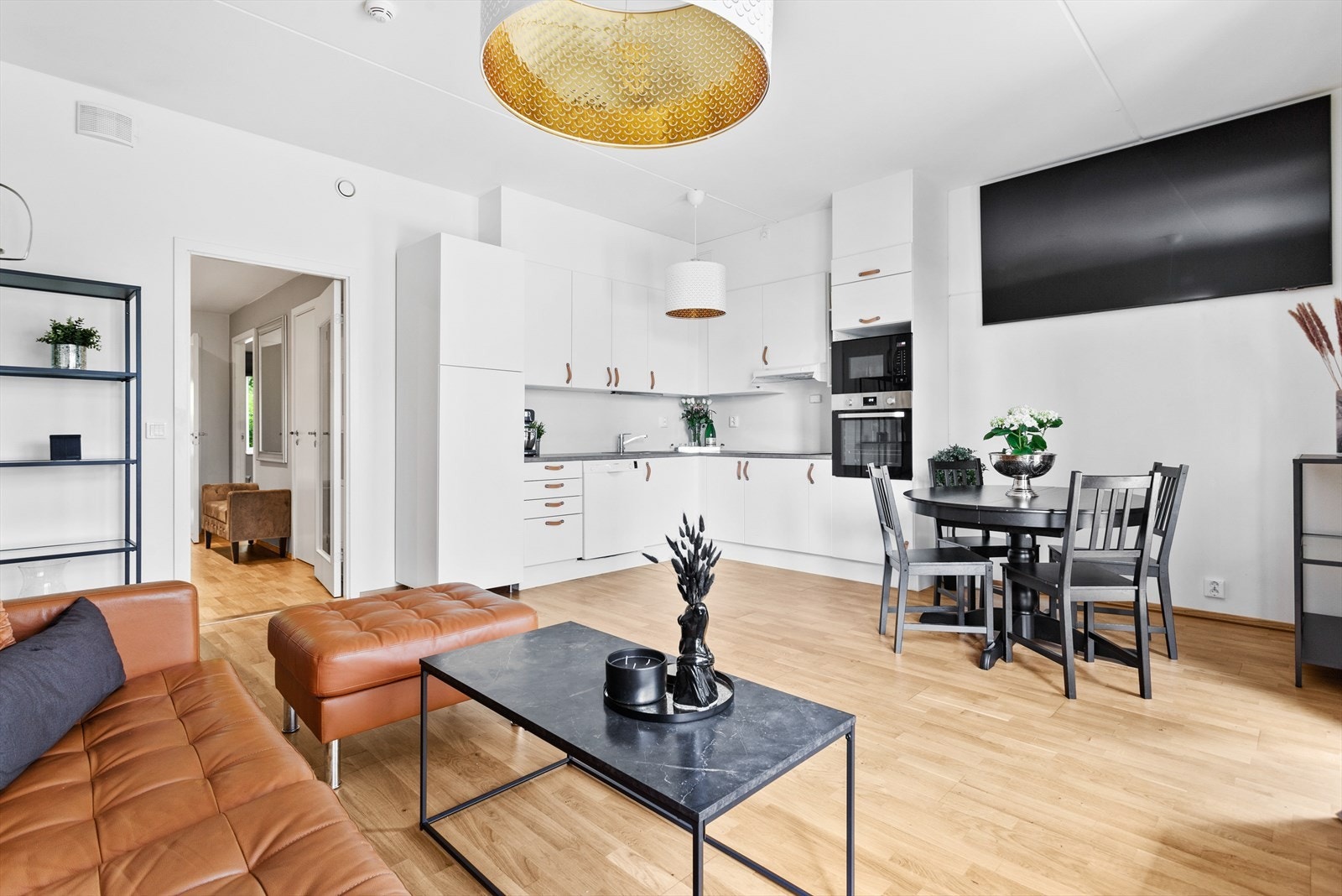 Stue-/kjøkkenløsningen er av god størrelse, og har plass til flere hyggelige sittegrupper. Galleribilde
