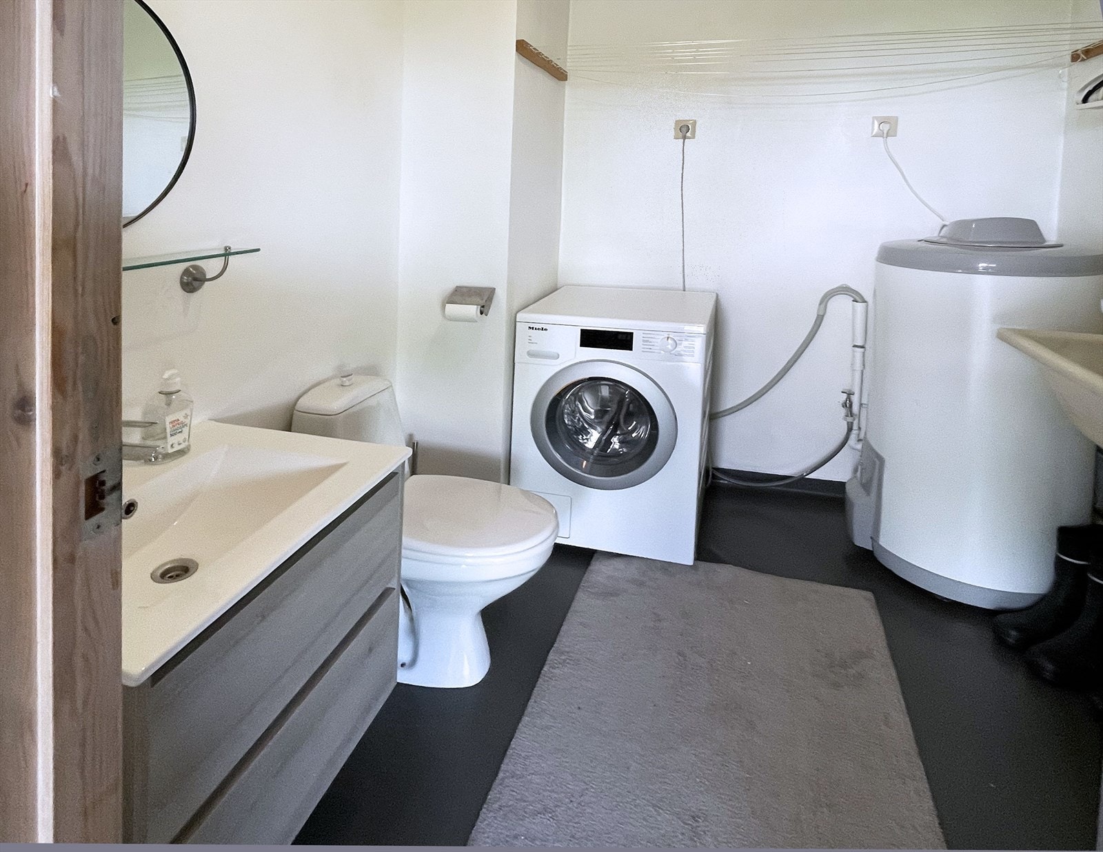 Kombinert vaskerom og wc. Galleribilde