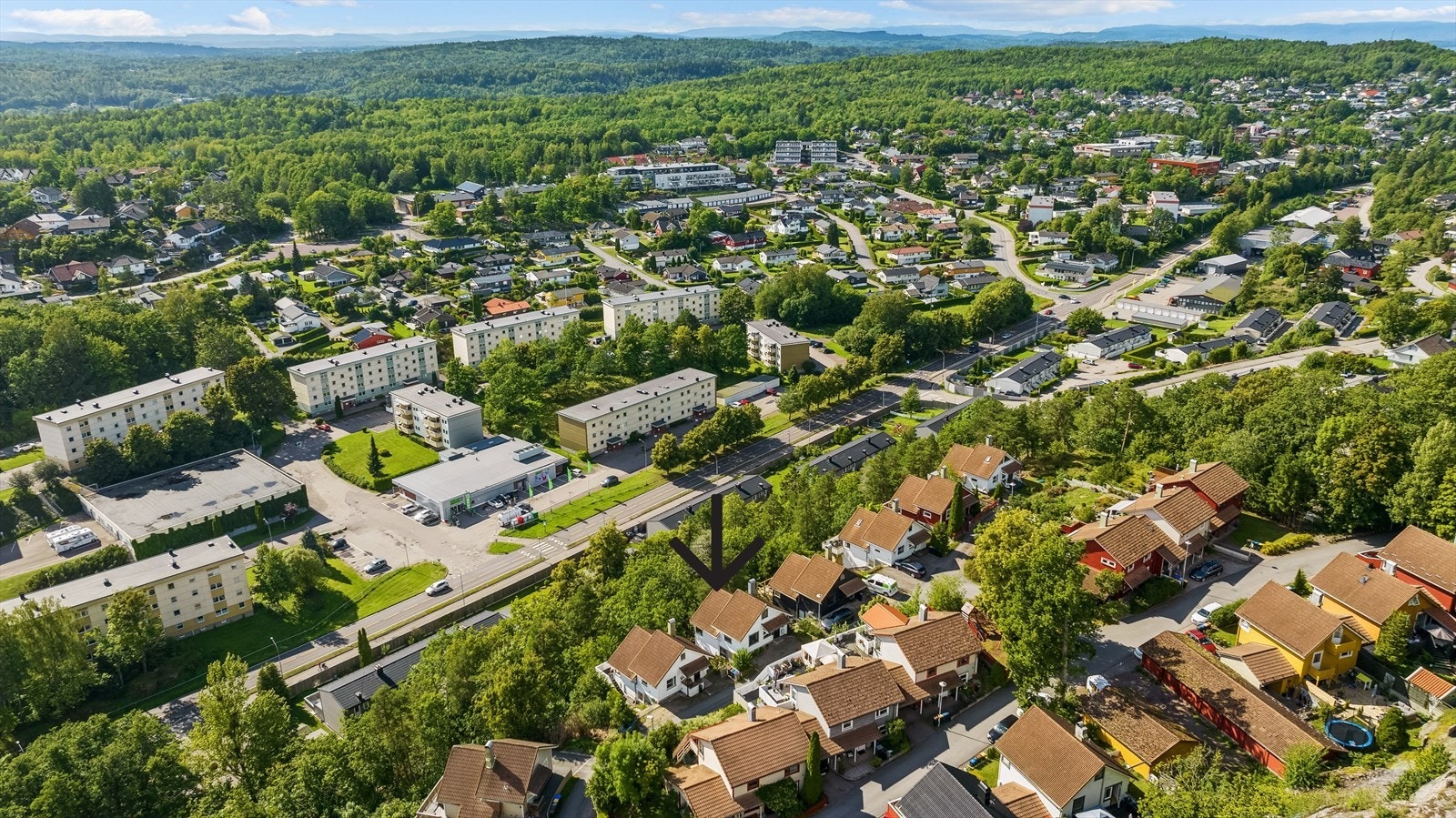 Oversiktsbilde - svart pil viser hvor boligen ligger. Galleribilde