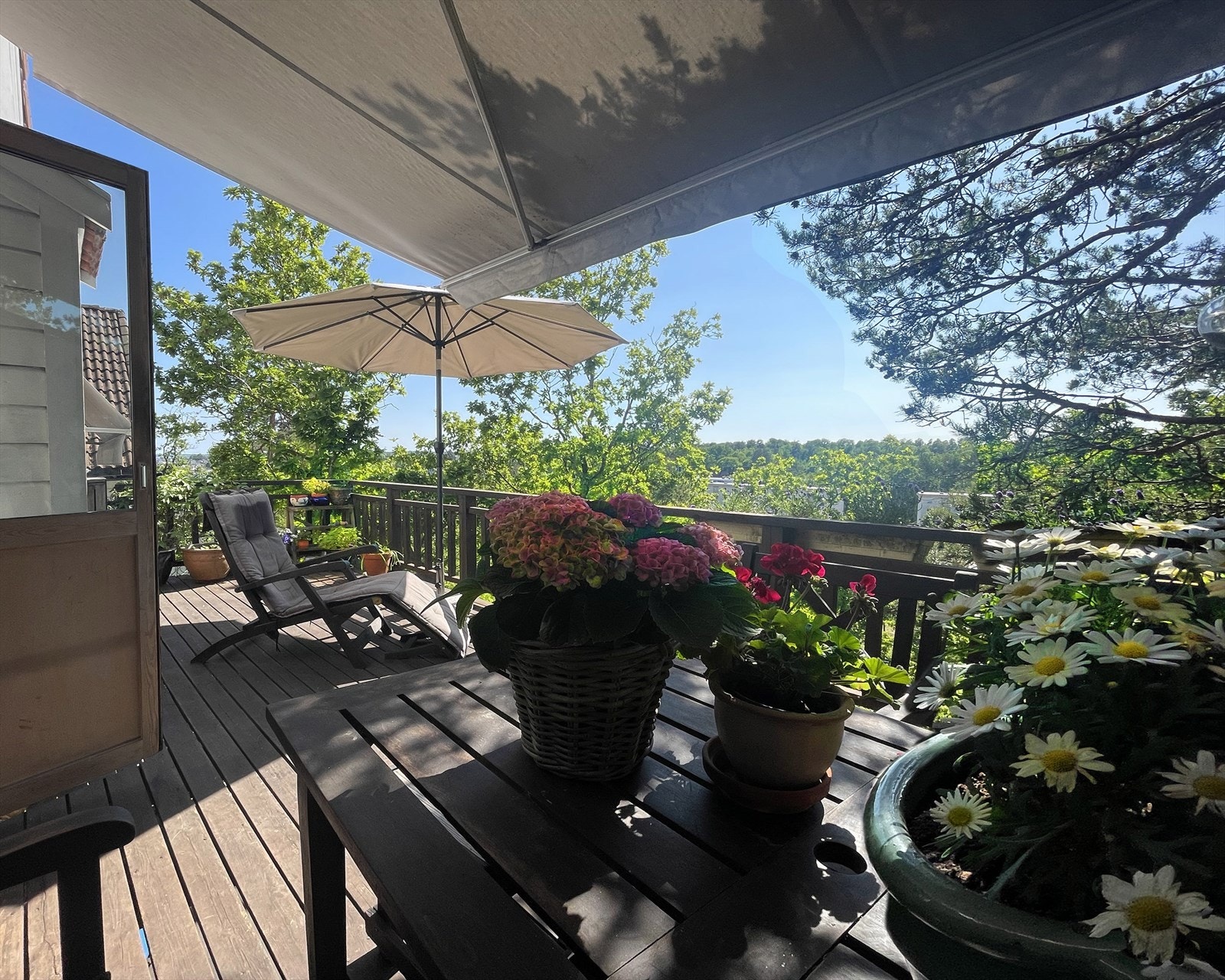 Veranda med markise. Galleribilde