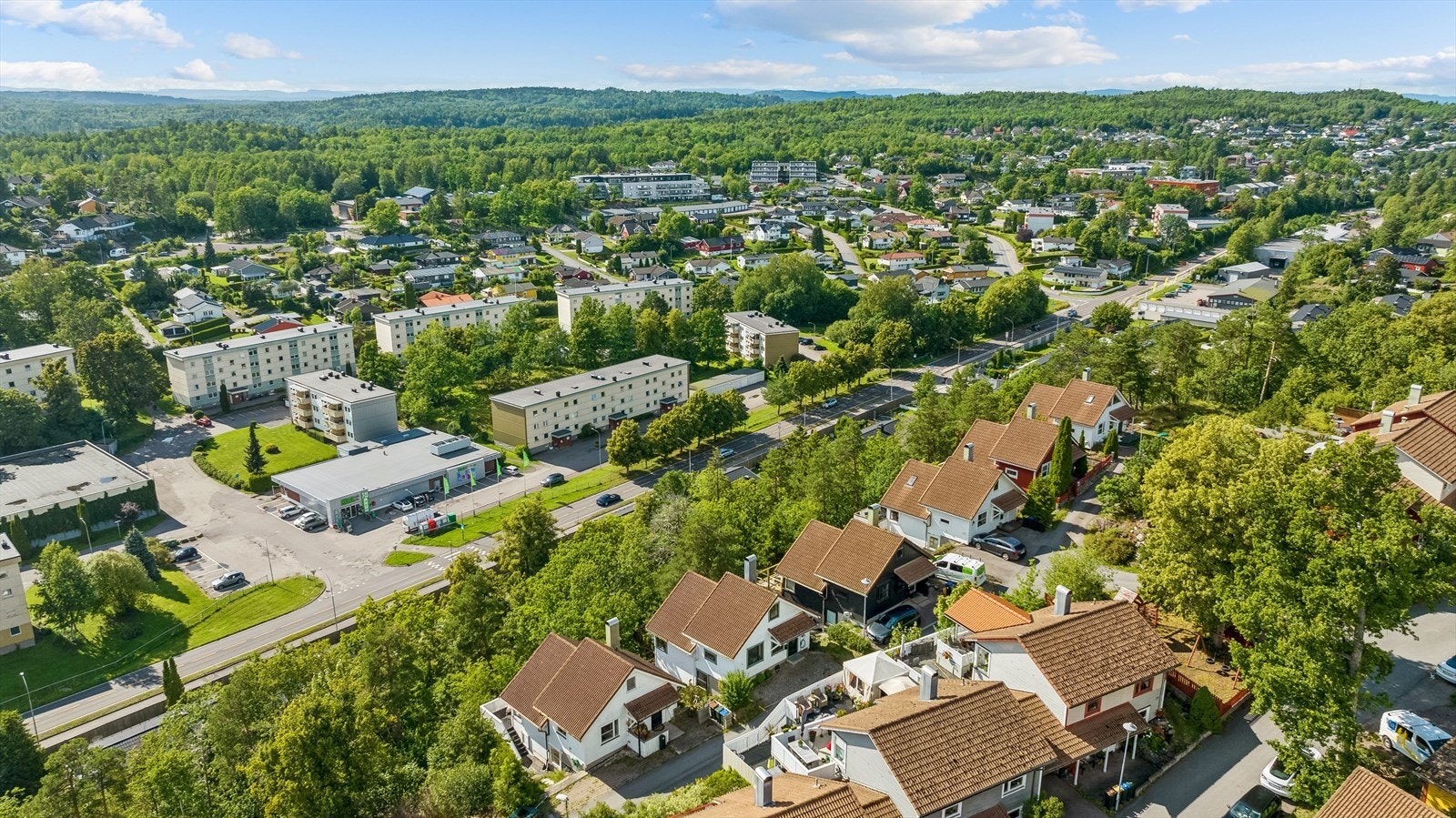 Høyt og solrik beliggenhet med utsyn. Kort vei til skoler. Galleribilde