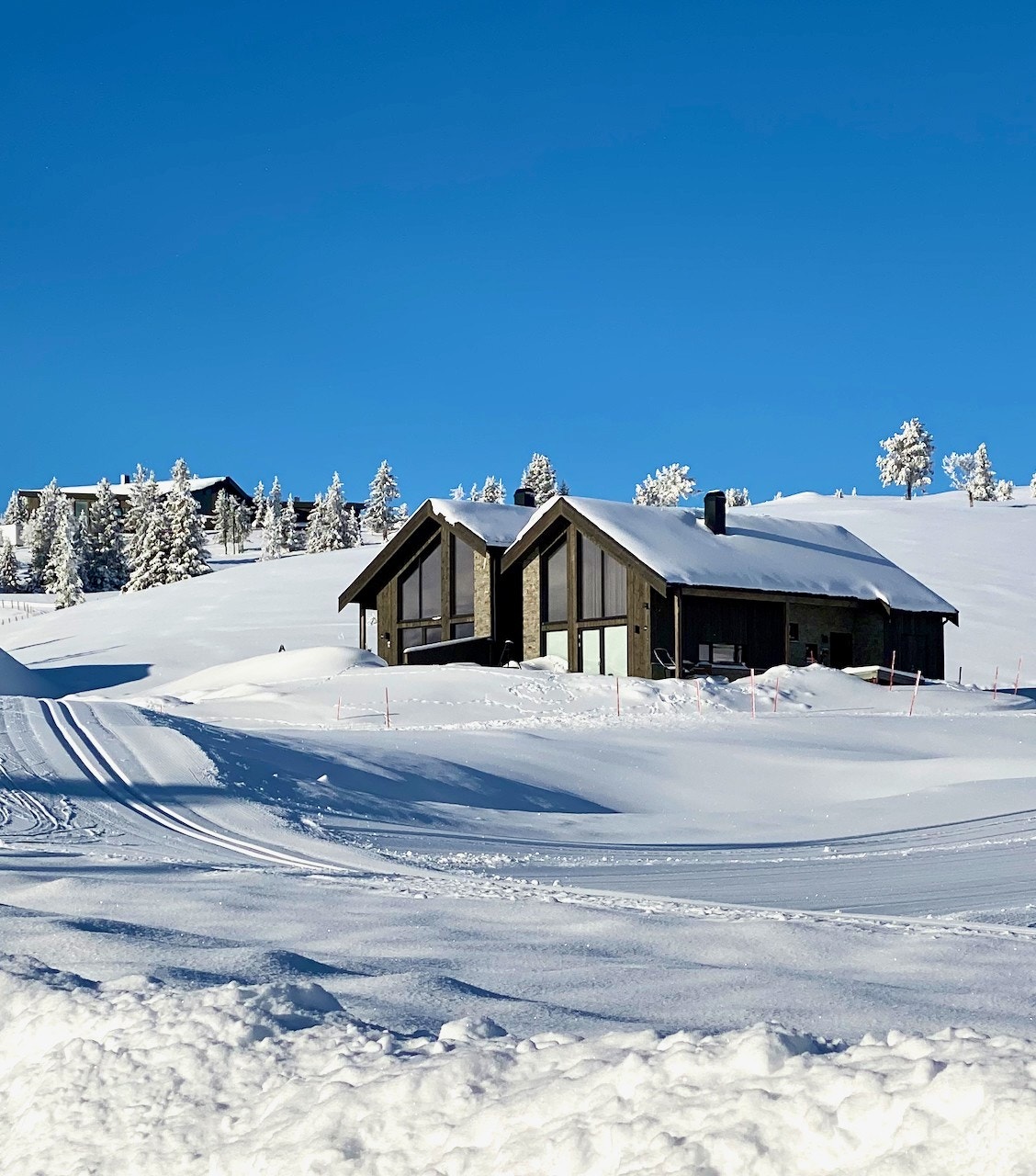 Hytta er beliggende på Storefjellstølen på toppen av Golsfjellet - 994 moh. Meget god internbeliggenhet med akebakken som nærmeste nabo. Fjellbu februar 2024. Galleribilde