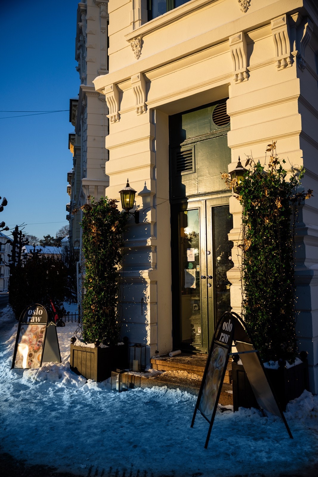 Diverse ulike caféer og restauranter i nærområdet - her fra Oslo Raw Galleribilde