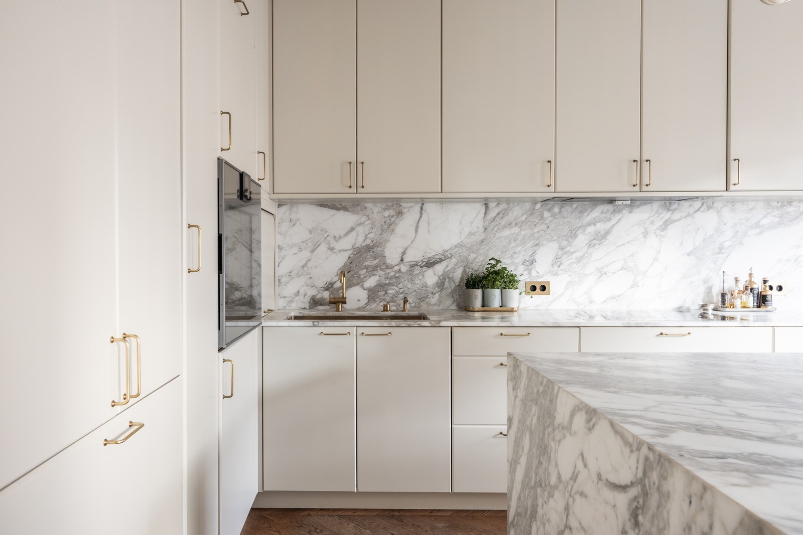 Kjøkkeninnredningen er tegnet av interiørarkitekt for optimal funksjonalitet og eleganse Galleribilde