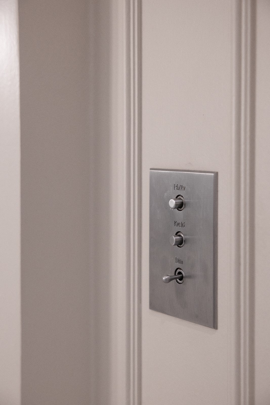 Lysbrytere og stikkontakter fra franske Maison Meljac koblet til
Crestron-systemet for enkel styring av belysning, blant annet "nattscene"-knapp i
master sov og "alt av"-knapp i entré. Enkelte stikkontakter styres fra lysbryter på
veggen. Galleribilde